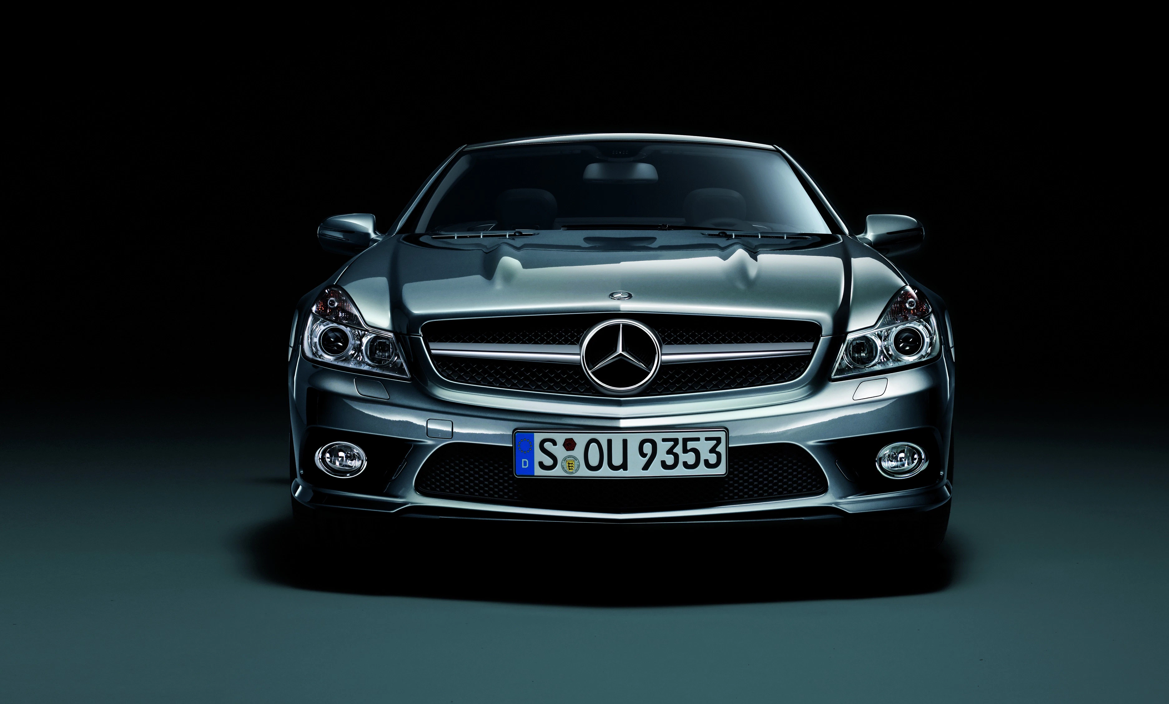 Silberner Mercedes-Benz Sportwagen in dunklem Ambiente, frontalansicht. Lizenznummer im Fokus.