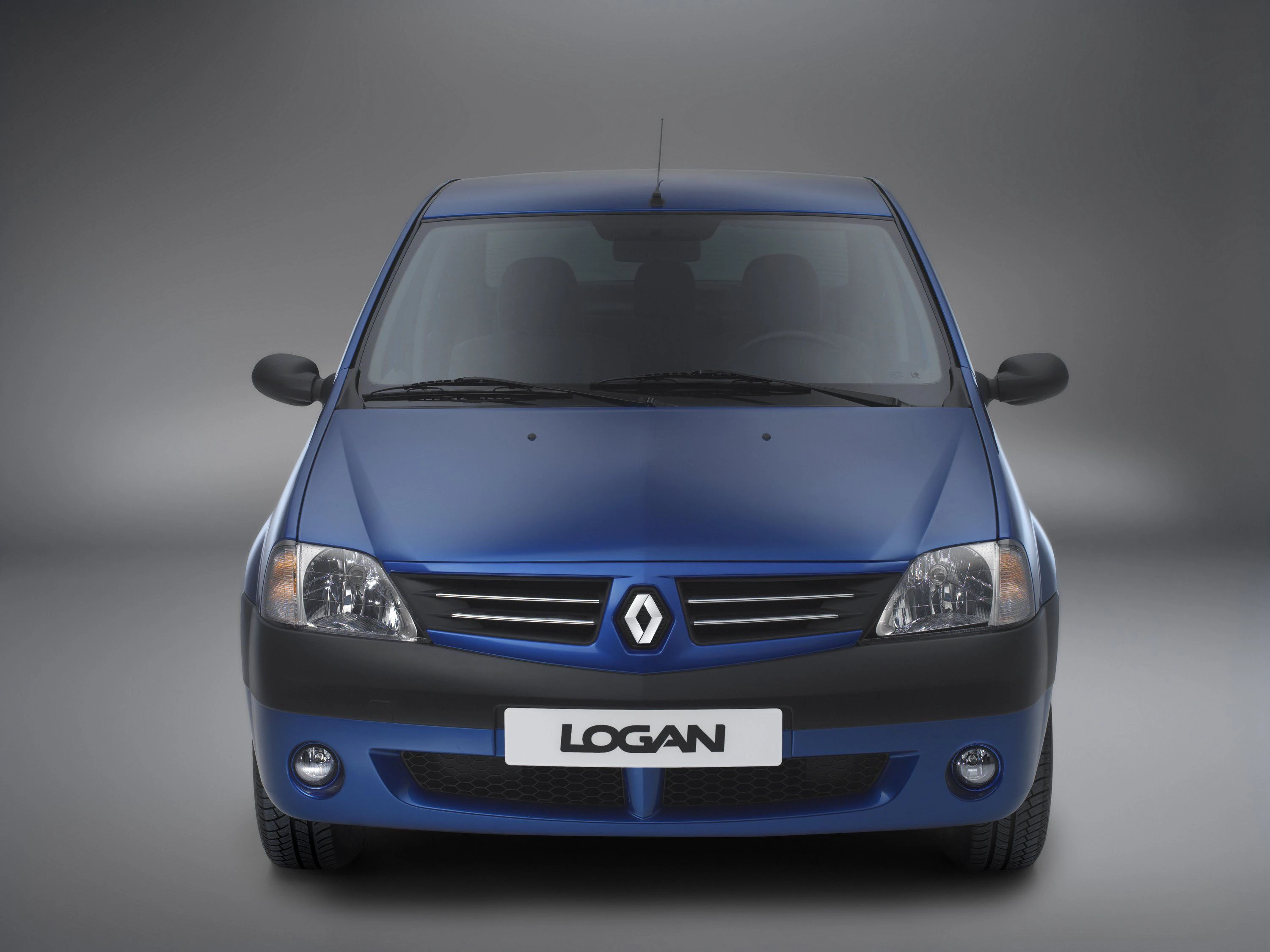 Blauer Renault Logan, Vorderansicht, mit markantem Kühlergrill und Logo, auf grauem Hintergrund.