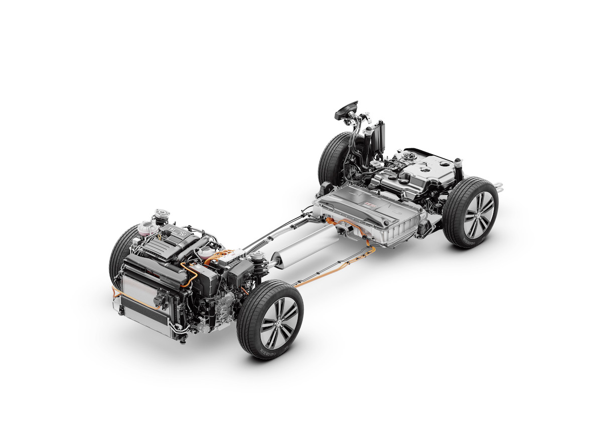 Fahrgestell eines Elektroautos mit sichtbarer Batterie und Motor. Detaillierte Ansicht der Antriebskomponenten und Räder.