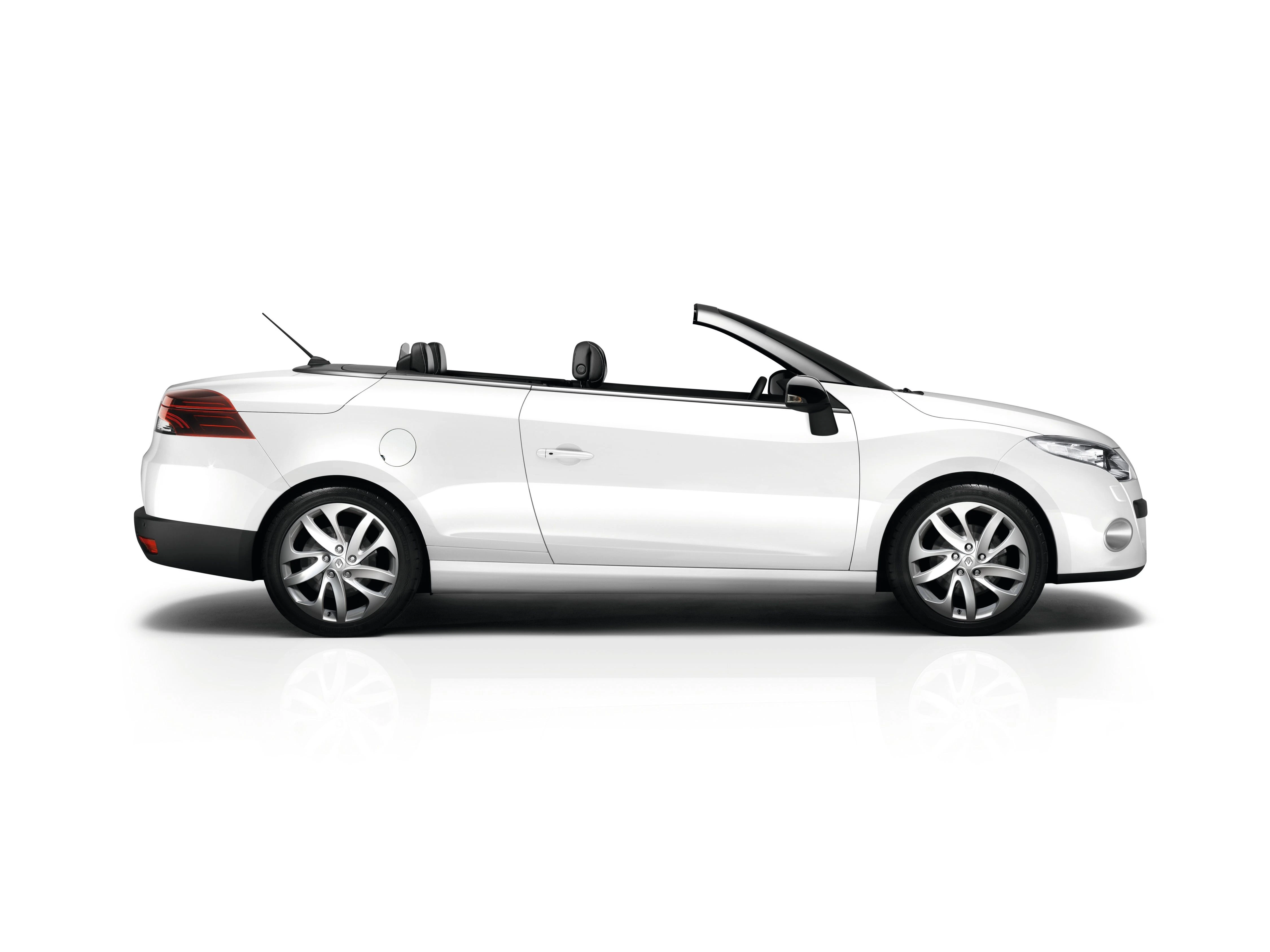 Weißes Cabrio-Auto mit offenem Verdeck, seitliche Ansicht, auf weißem Hintergrund.