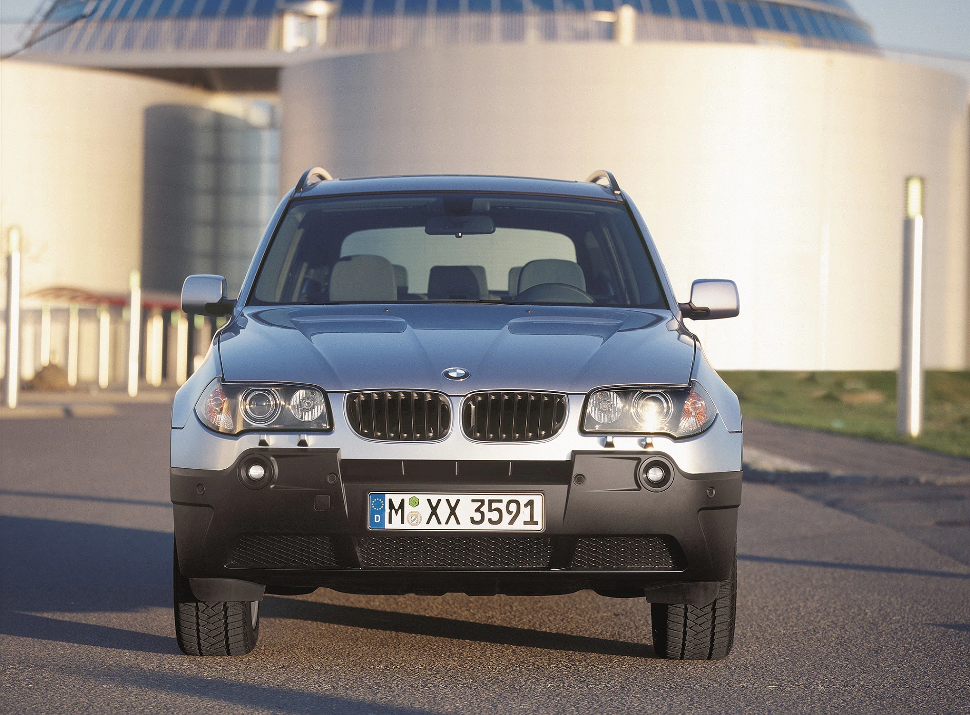 BMW X3 E83 Aussenansicht Front statisch blau