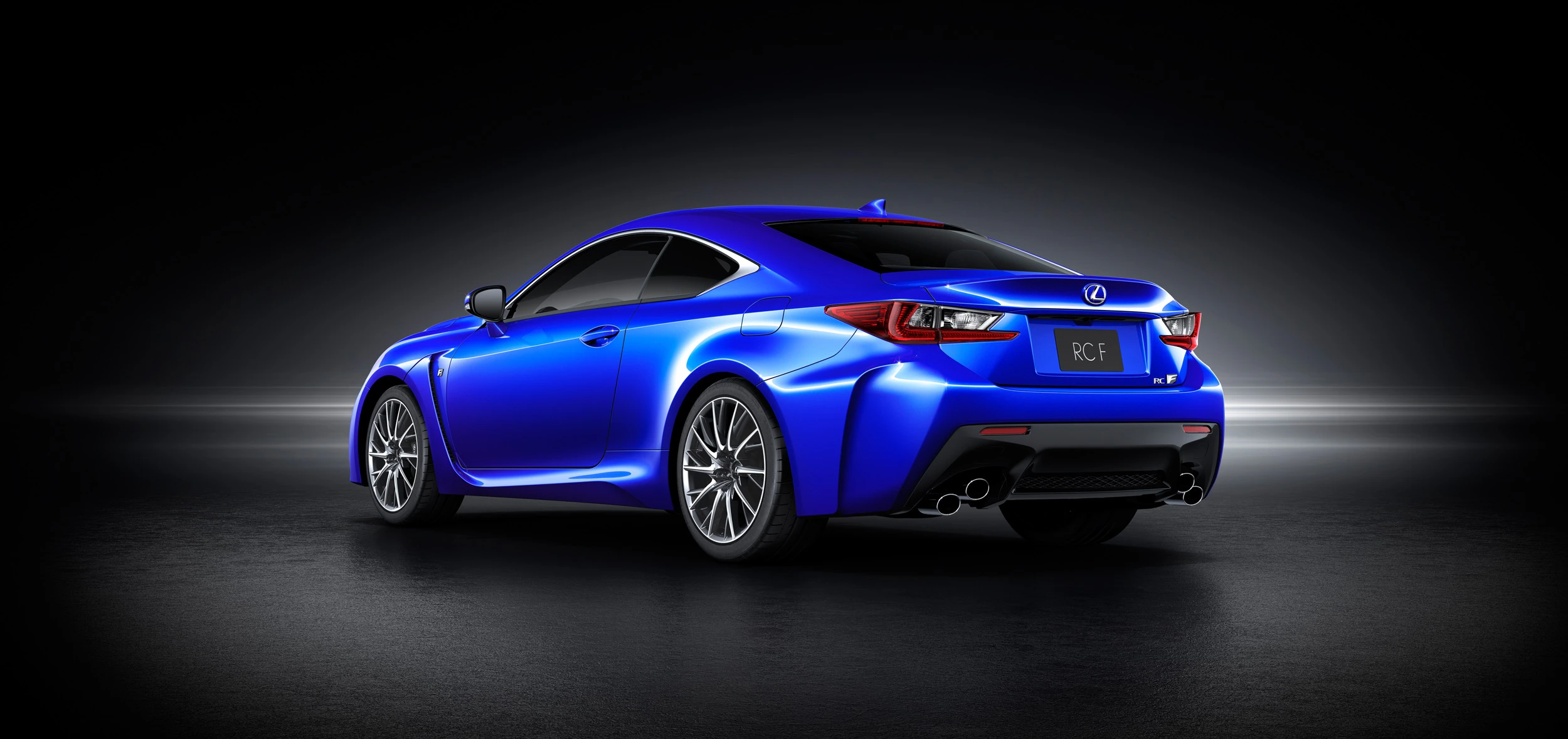 Blauer Sportwagen von hinten, Modell Lexus RC F. Der Hintergrund ist dunkel, das Auto steht auf einem reflektierenden Boden.