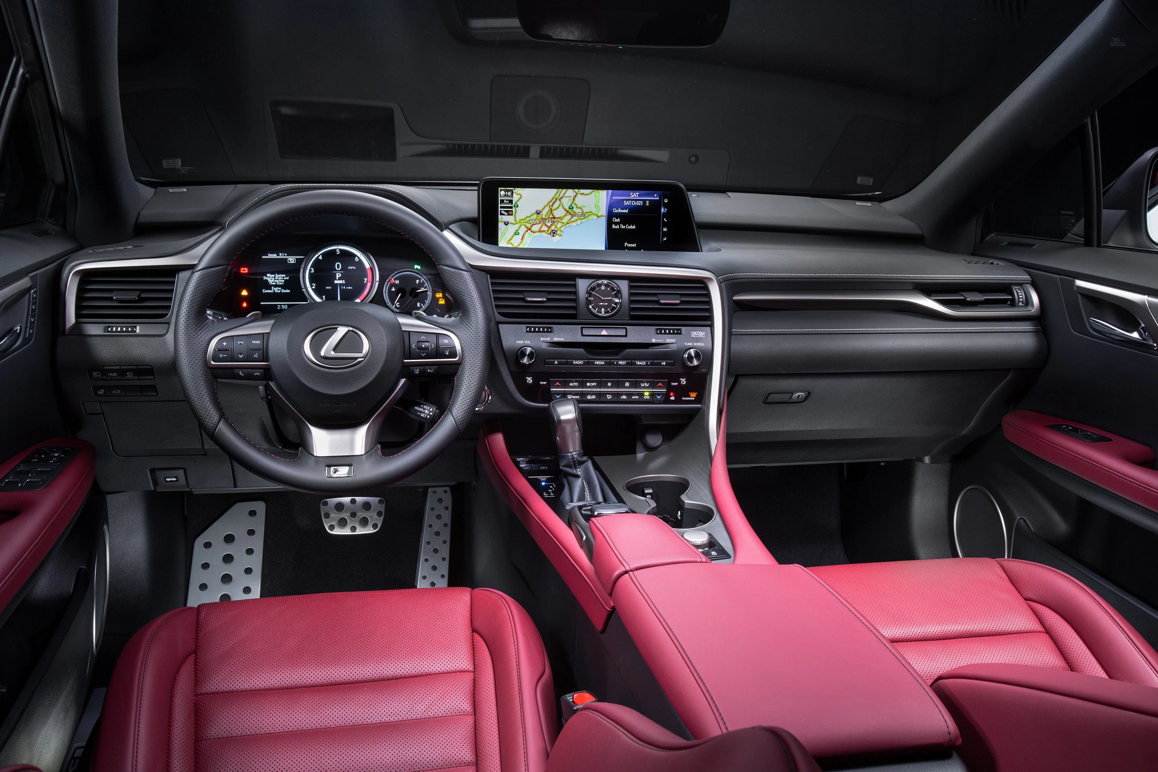 Innenraum eines Luxusautos mit rotem Leder, modernem Armaturenbrett, Lenkrad, Anzeigen und Navigationsbildschirm.