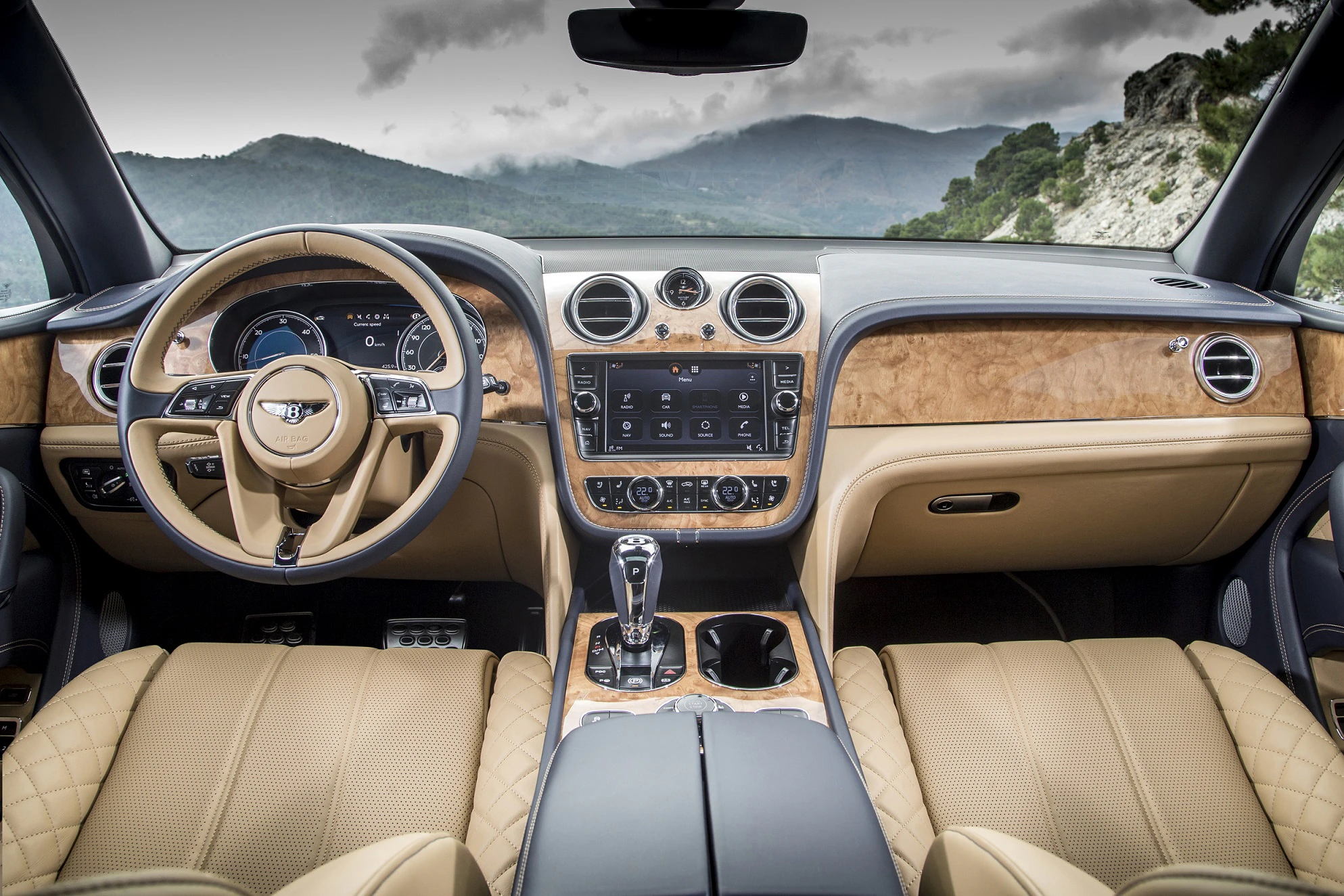 Bentley Bentayga Innenansicht statisch Vordersitze und Armaturenbrett