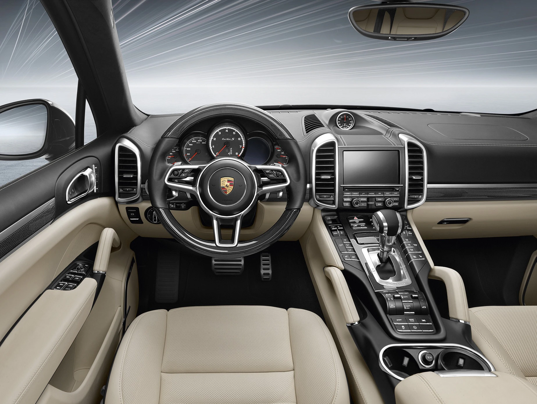 Innenraum eines modernen Autos mit beigem Lederinterieur, Lenkrad mit Porsche-Logo, zahlreichen Bedienelementen und einem Bildschirm in der Mittelkonsole.