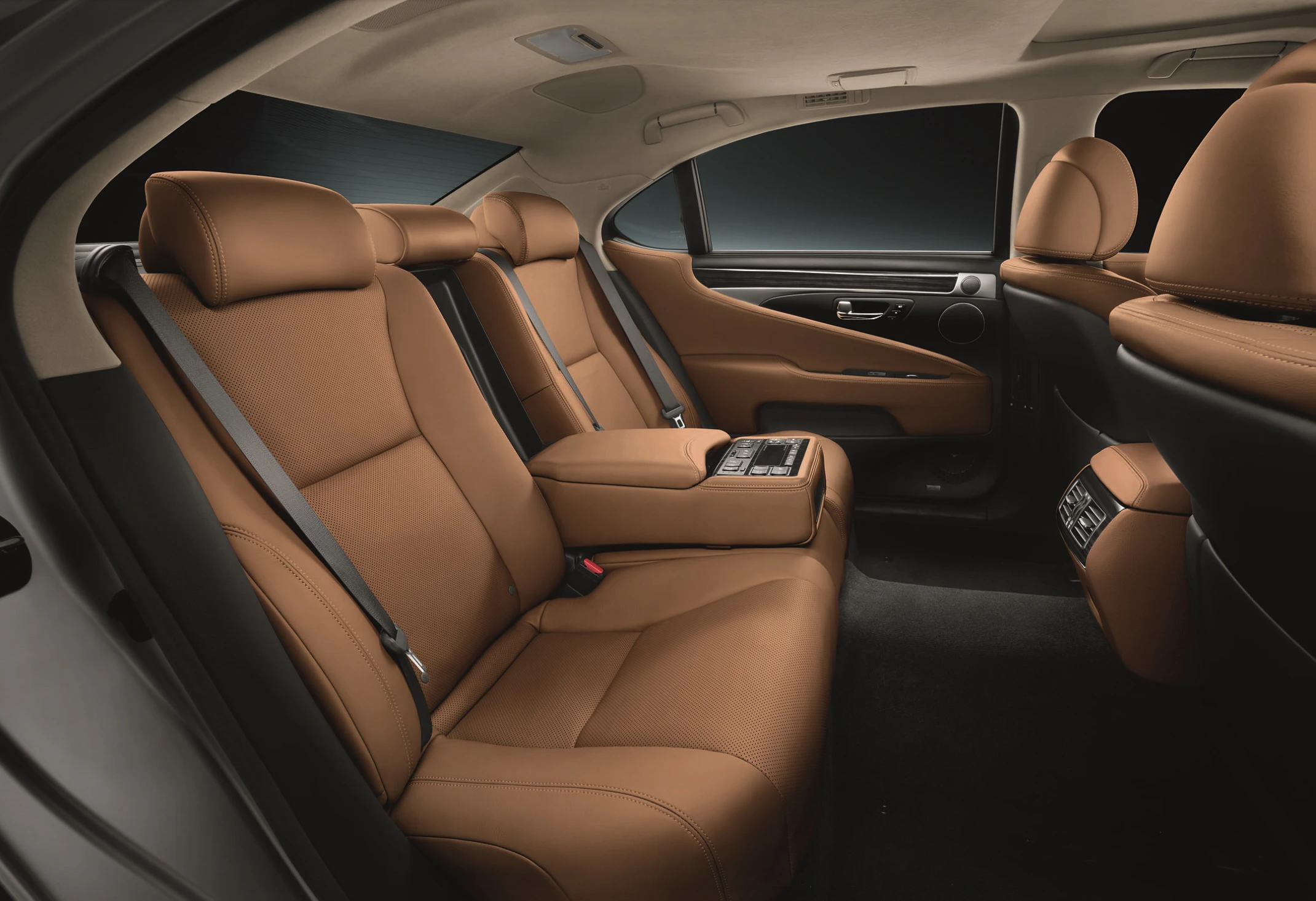 Innenraum eines Luxusautos mit braunen Ledersitzen, Mittelkonsole mit Bedienelementen und elegantem Design.