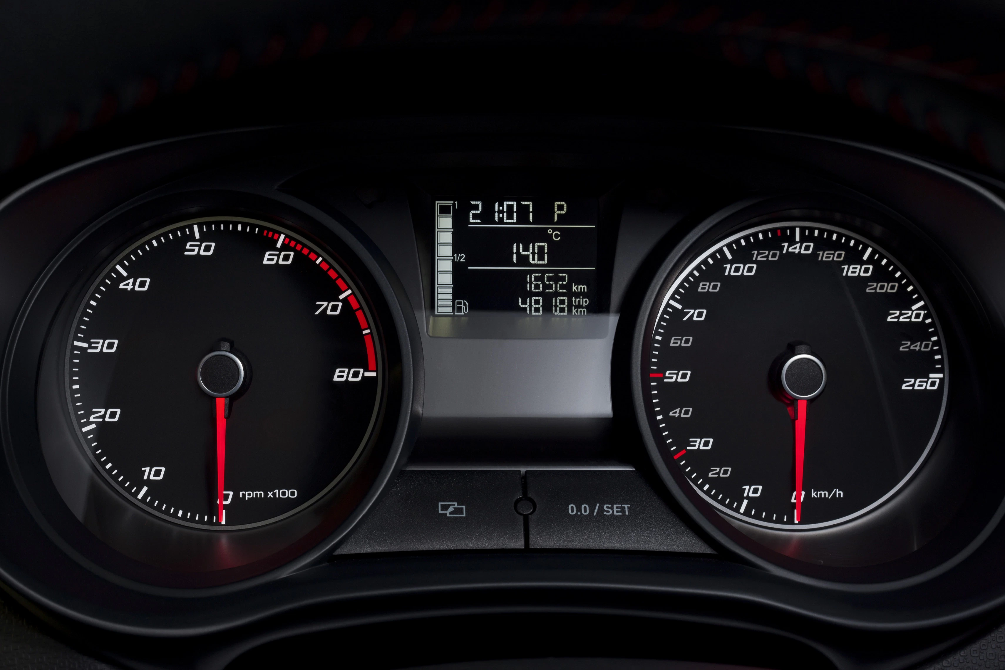 Nahaufnahme eines Fahrzeugtachometers bei 21:07 Uhr. Drehzahl bei 0, Geschwindigkeit bei 0 km/h, Kilometerstand 1652 km, Außentemperatur 14°C.