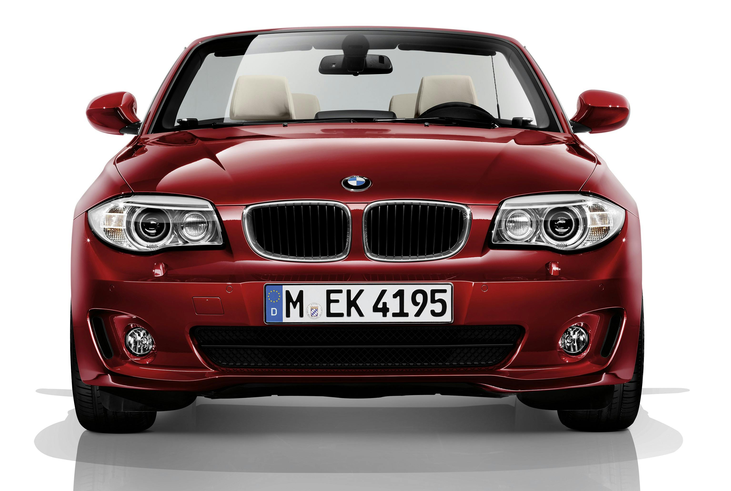 Roter BMW Cabrio von vorne, mit geöffnetem Dach und deutschem Kennzeichen.