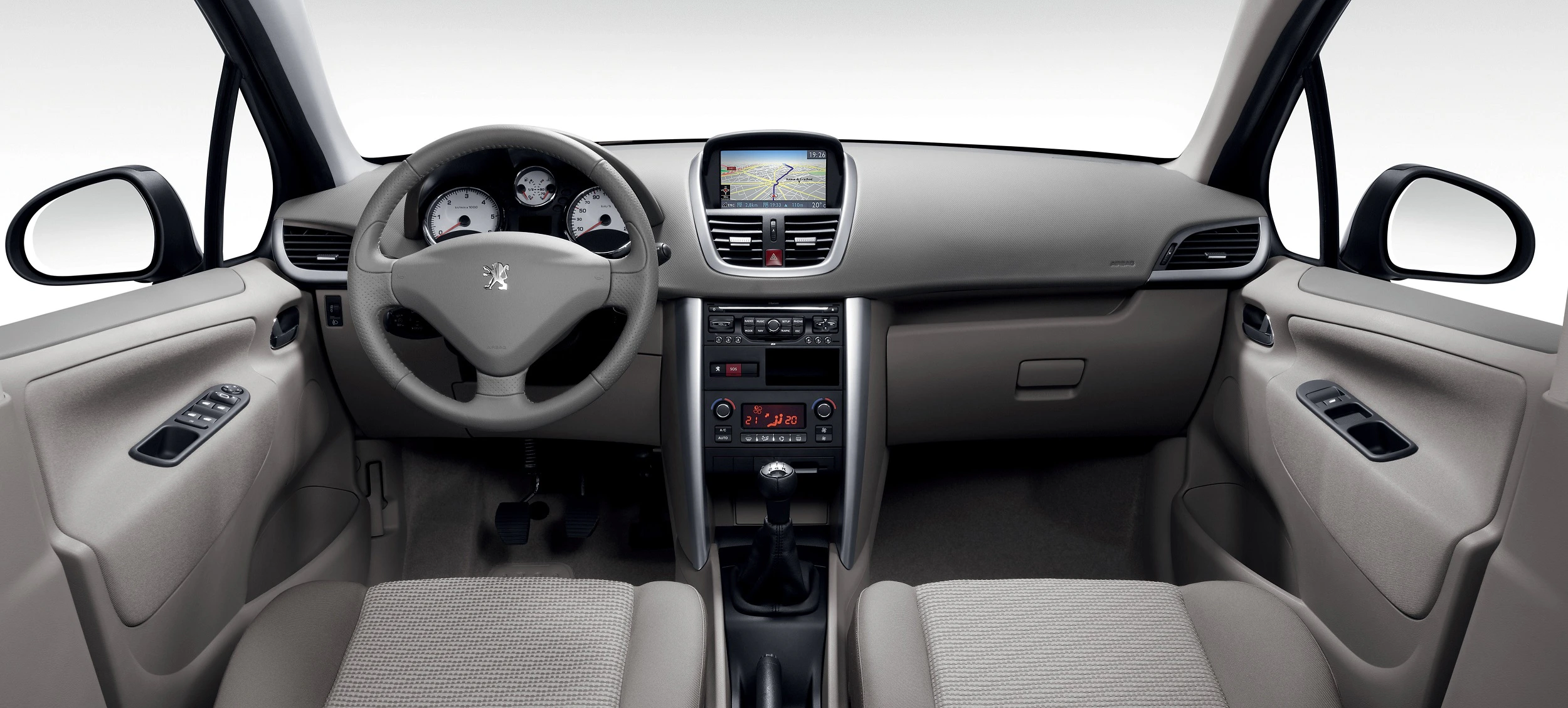 Innenraum eines modernen Autos mit grauer Polsterung, Lenkrad, Armaturenbrett und eingebautem Navigationssystem auf dem Bildschirm.