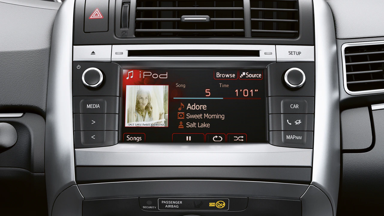 Nahaufnahme eines Autoinfotainment-Systems, das Musik vom iPod abspielt. Titel: "Adore", Album: "Sweet Morning", Titelnummer: 5.