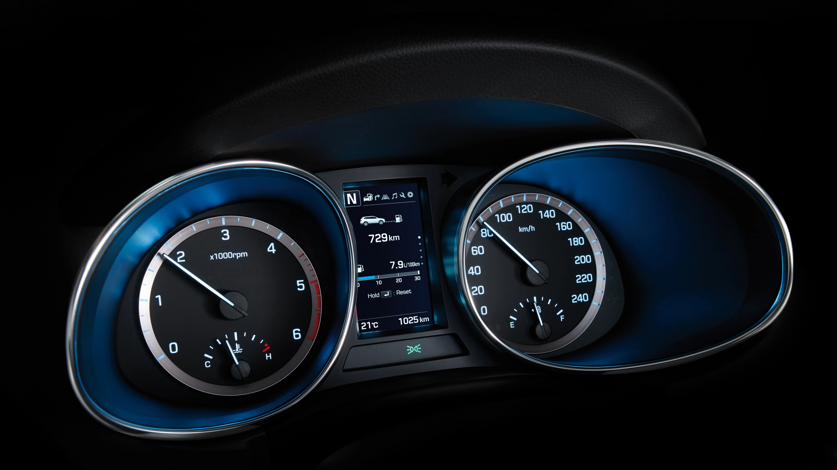 Nahaufnahme eines Auto-Cockpits mit Tachometer, Drehzahlmesser und digitalem Display. Geschwindigkeit 72 km/h, 105 km gefahren.