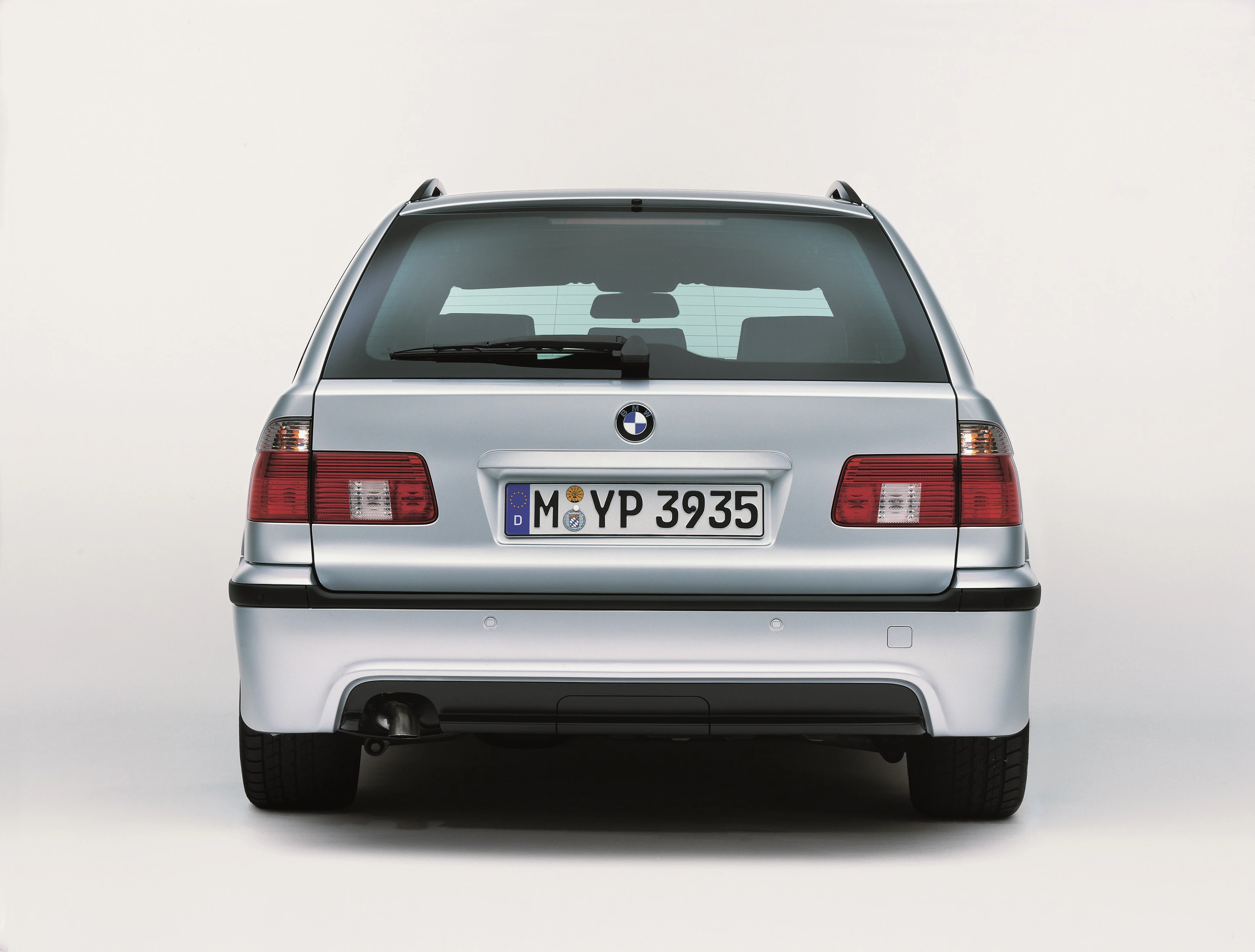 BMW 5er Touring E39 LCI Aussenansicht Heck statisch Studio silber