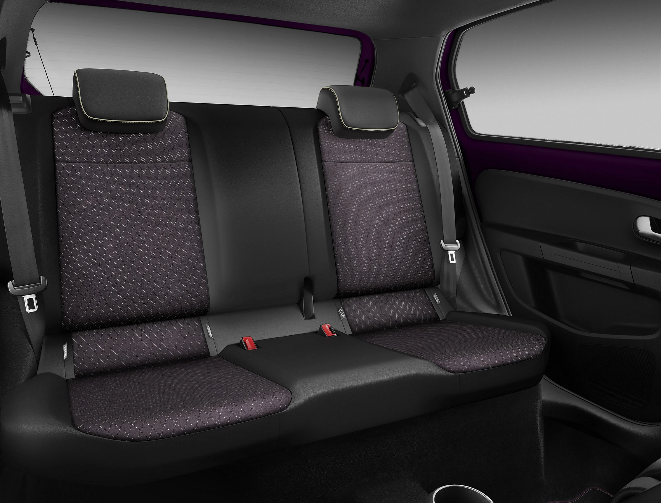 Rücksitzbank eines Autos mit zwei Kopfstützen, schwarzen Polstern und lila Akzenten. Moderne und schlichte Inneneinrichtung.