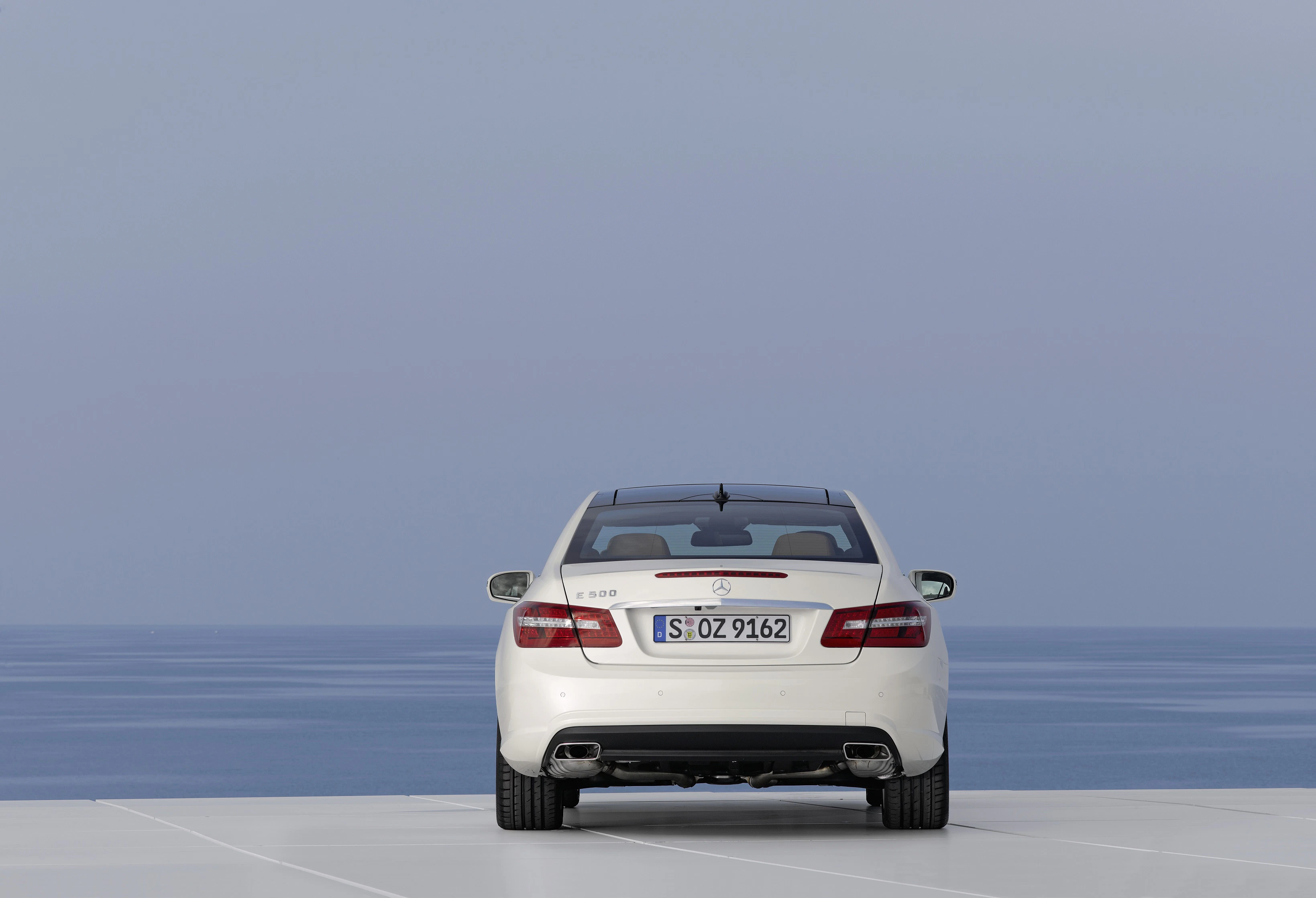 Mercedes-Benz E-Klasse Coupé C207 Aussenansicht Heck statisch weiss