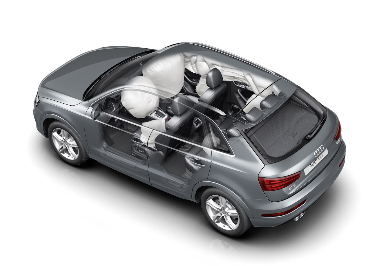 Querschnitt eines Autos zeigt Airbagsystem aus verschiedenen Winkeln. Graues Auto mit sichtbaren Airbags und Innenausstattung.