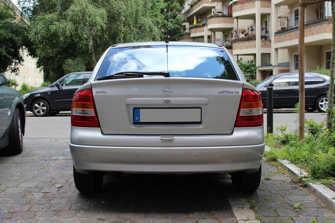 Opel Astra G Stufenheck Aussenansicht Heck statisch silber