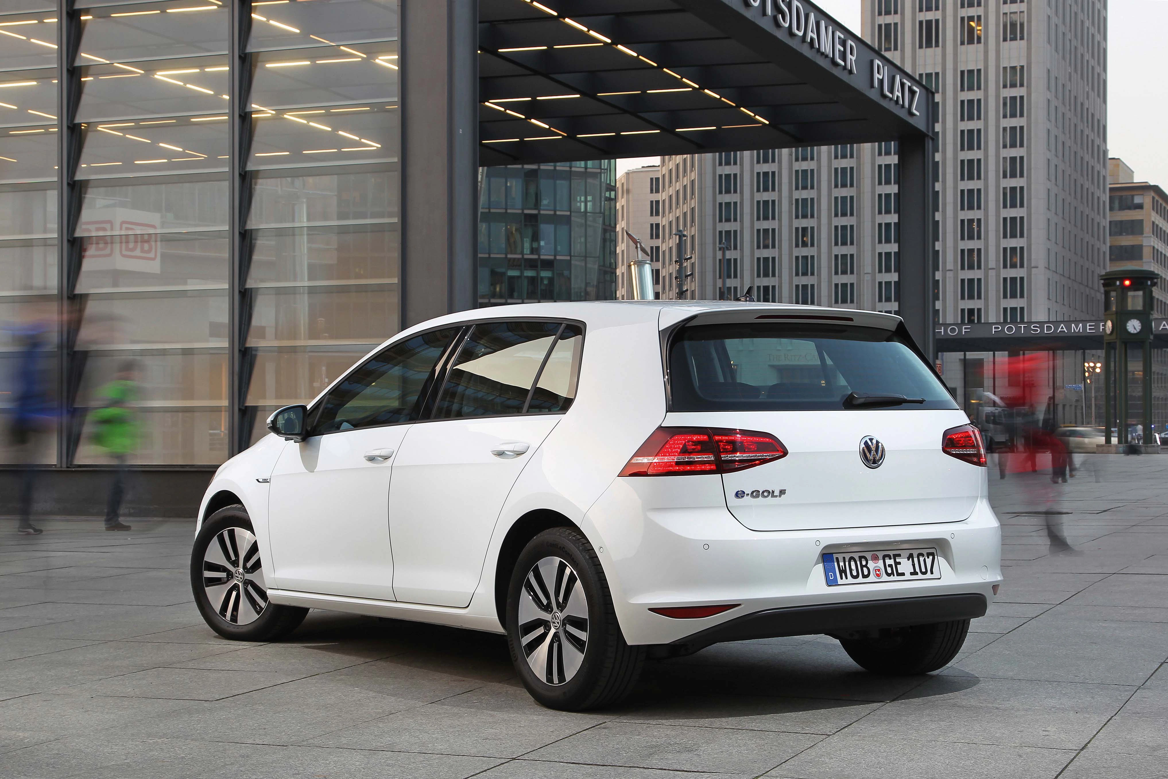 VW Golf 7 e-Golf Aussenansicht Heck schräg statisch weiss