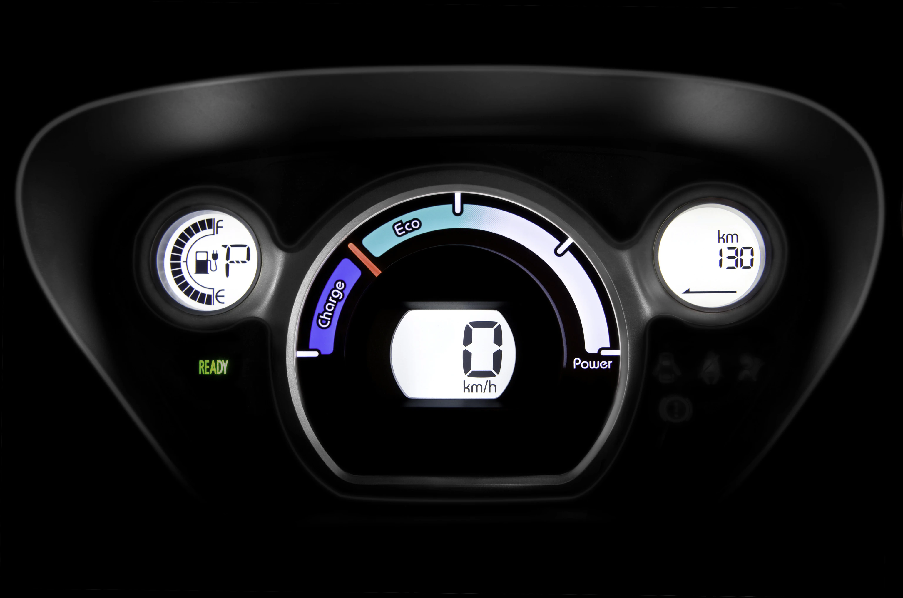 Digitales Armaturenbrett eines Elektroautos mit Anzeigen für Ladestatus, Geschwindigkeitsanzeige (0 km/h) und Kilometerstand (130 km).