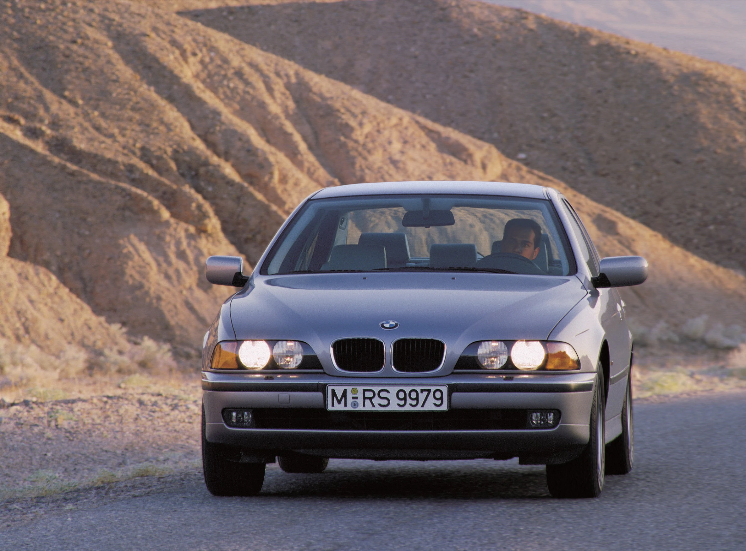 BMW 5er Limousine E39 Aussenansicht Front schräg dynamisch silber