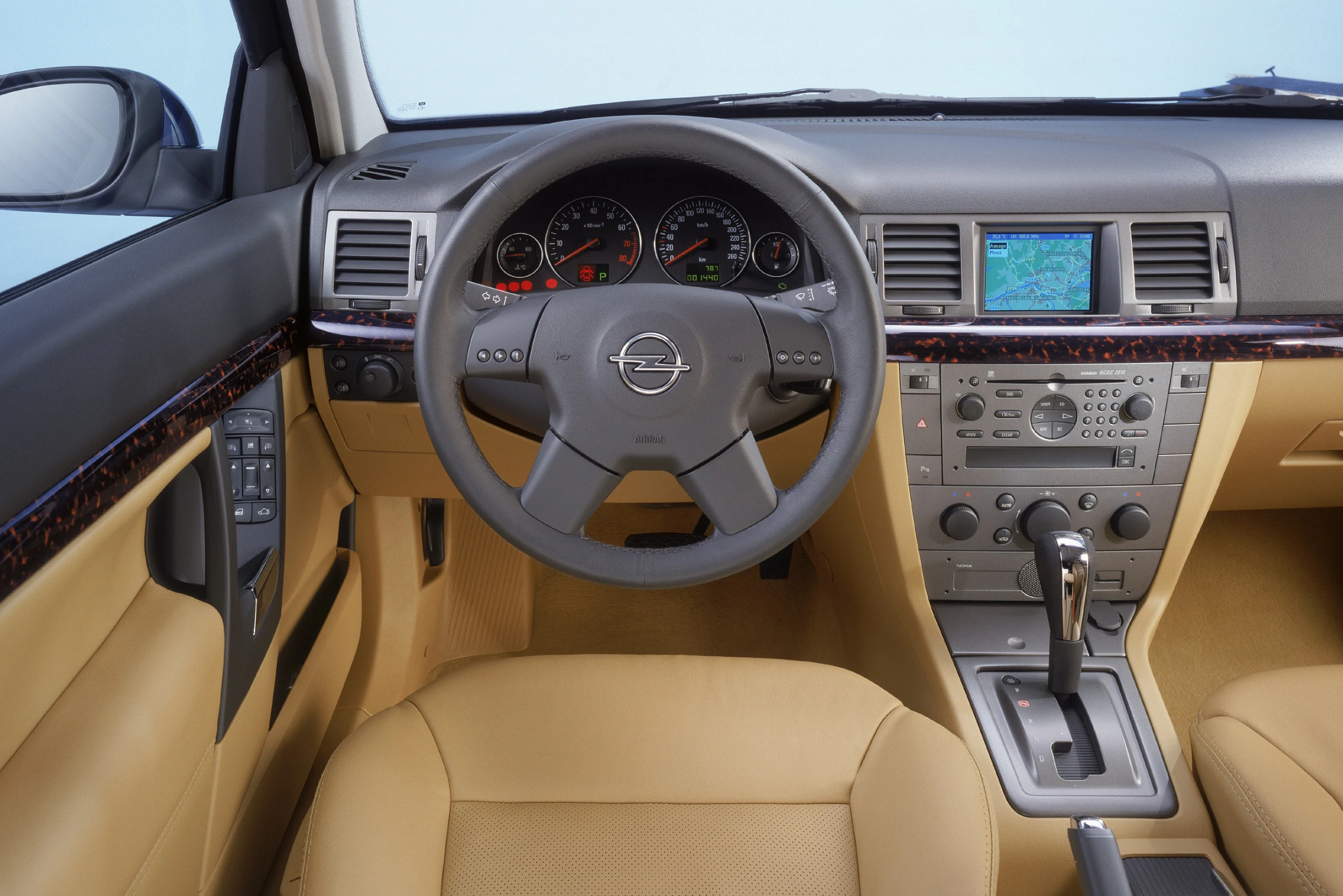 Opel Signum Z-C/S Innenansicht statisch Studio Vordersitze und Armaturenbrett fahrerseitig
