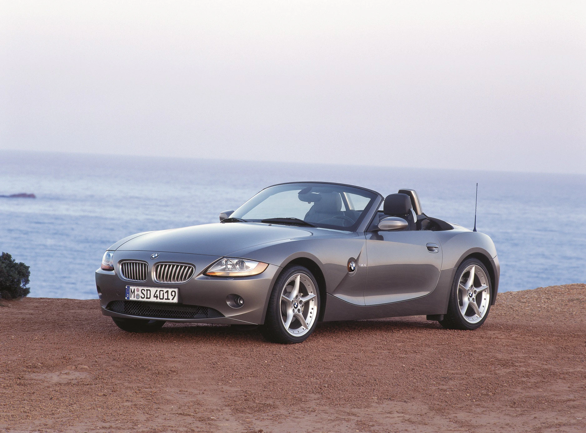 BMW Z4 Roadster E85 Aussenansicht Front schräg statisch grau