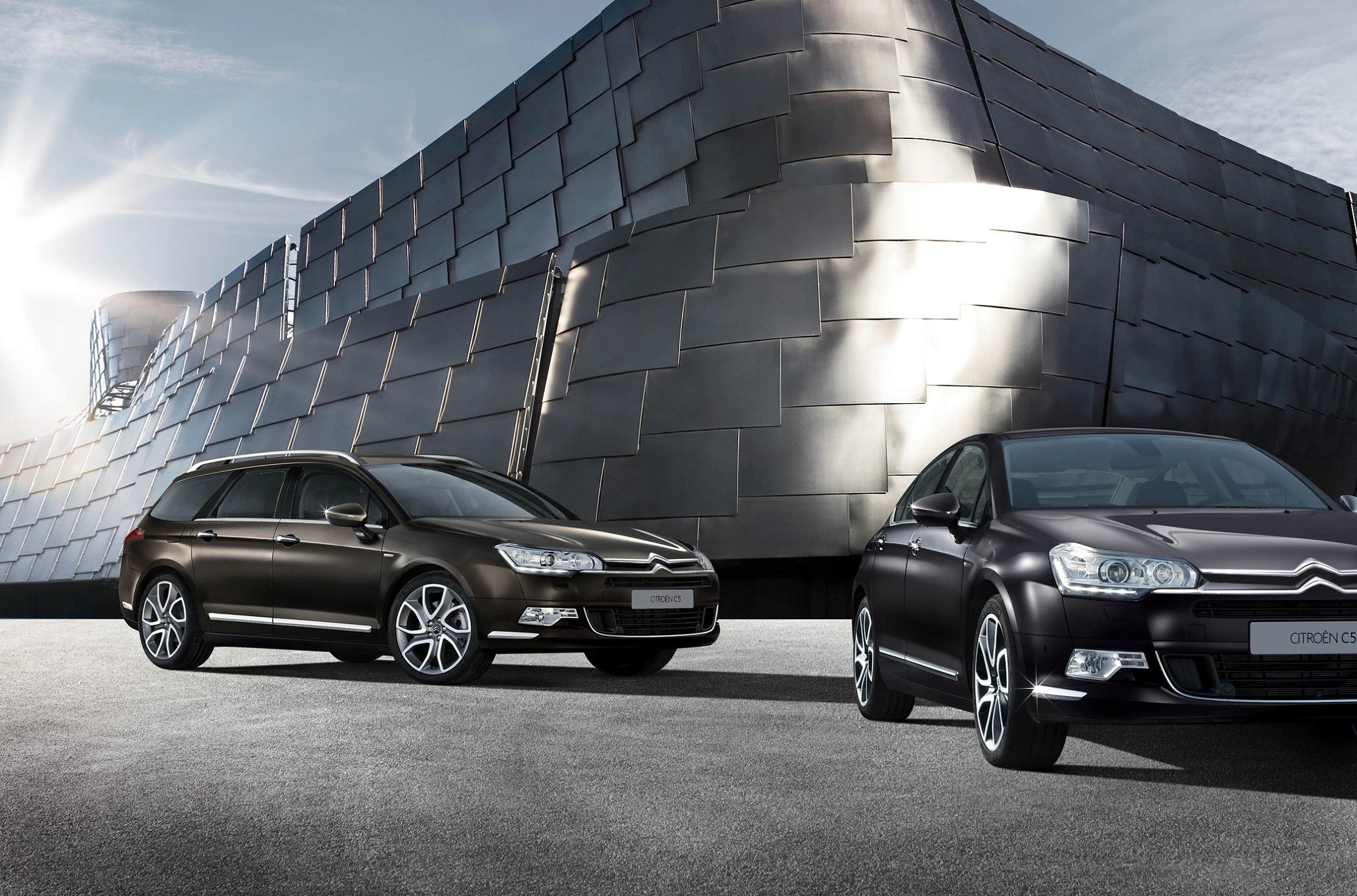 Citroën C5 Tourer und C5 R Aussenansicht Front schräg statisch braun schwarz