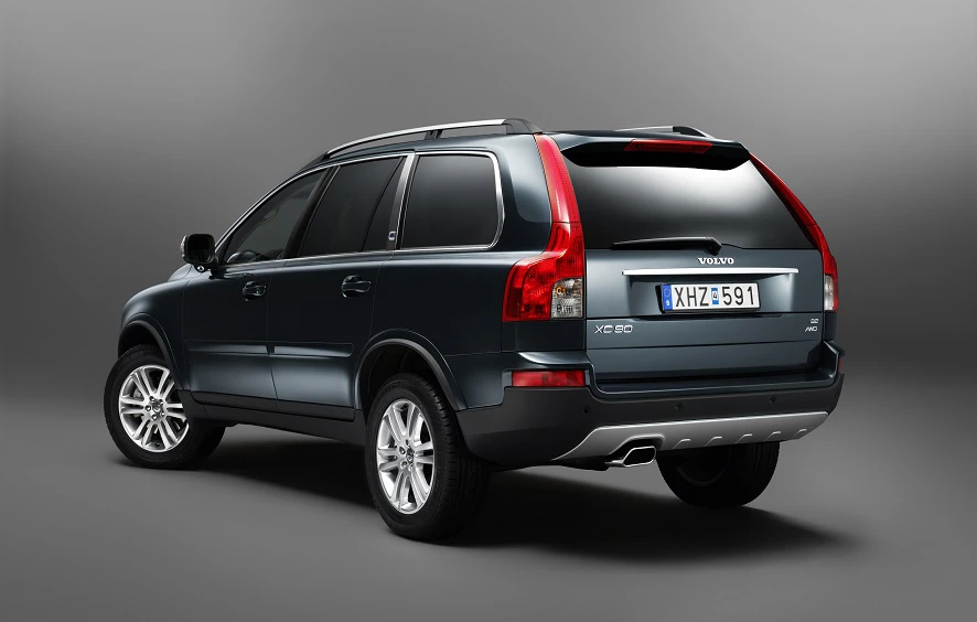Dunkelgrauer Volvo XC90 SUV, Rückansicht auf grauem Hintergrund. Skandinavisches Design mit markanten roten Rücklichtern.