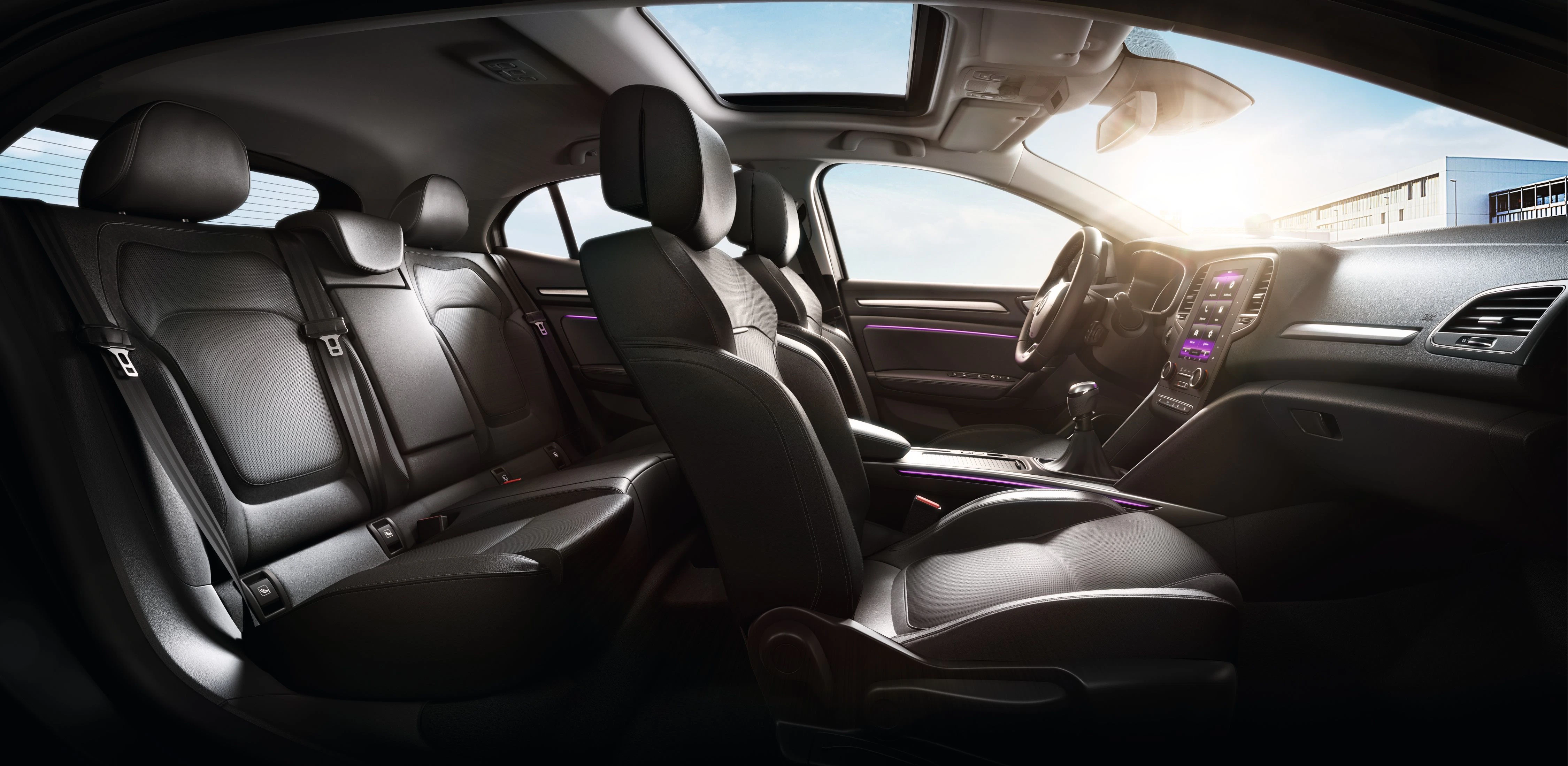 Innenraum eines modernen Autos mit Ledersitzen, Panoramadach und beleuchtetem Armaturenbrett, das Tageslicht scheint durch die Fenster.