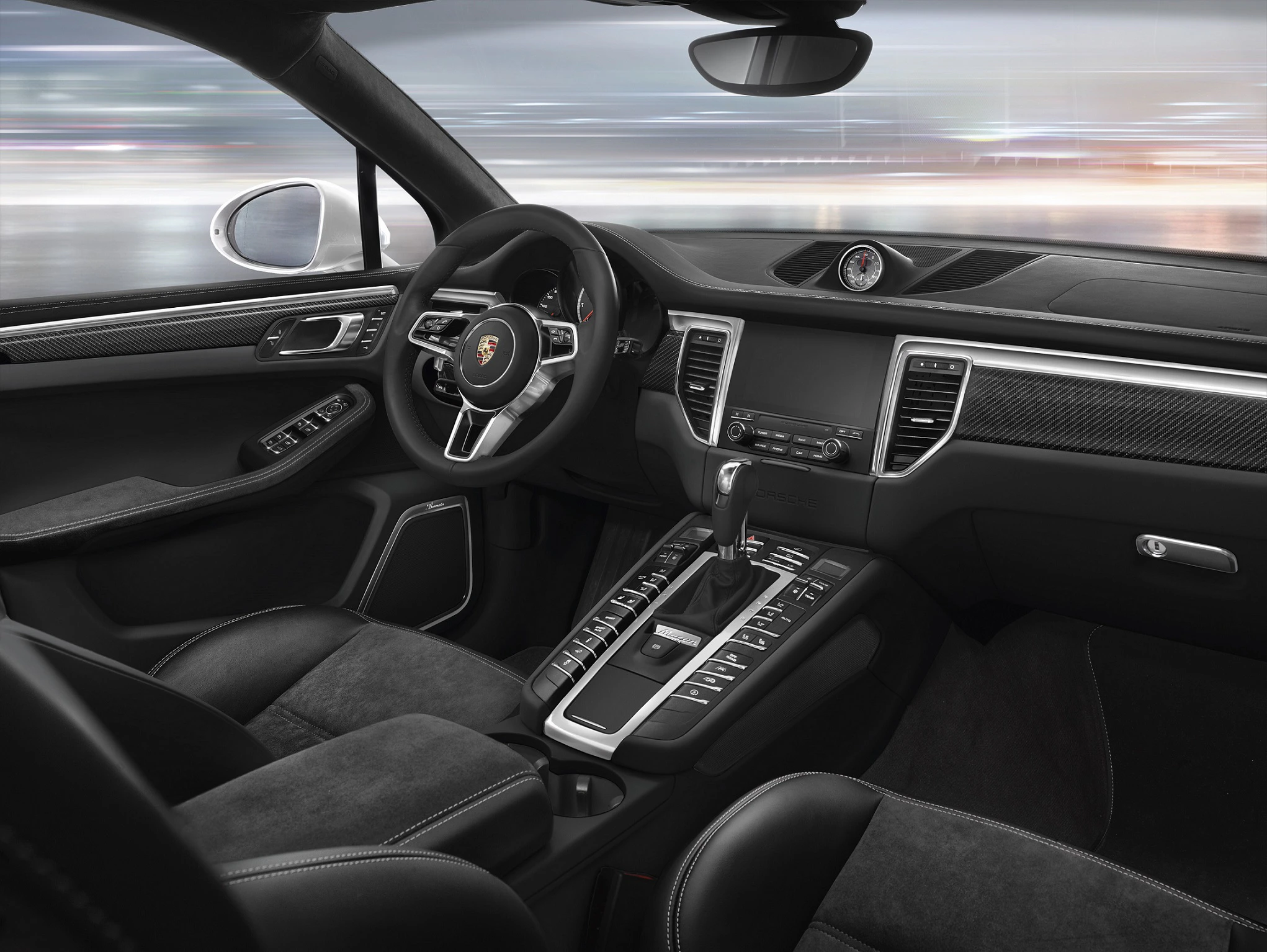 Innenraum eines modernen Autos mit luxuriösem Design, Ledersitzen, digitalem Display und Sportlenkrad. Außenansicht zeigt dynamische Bewegung.