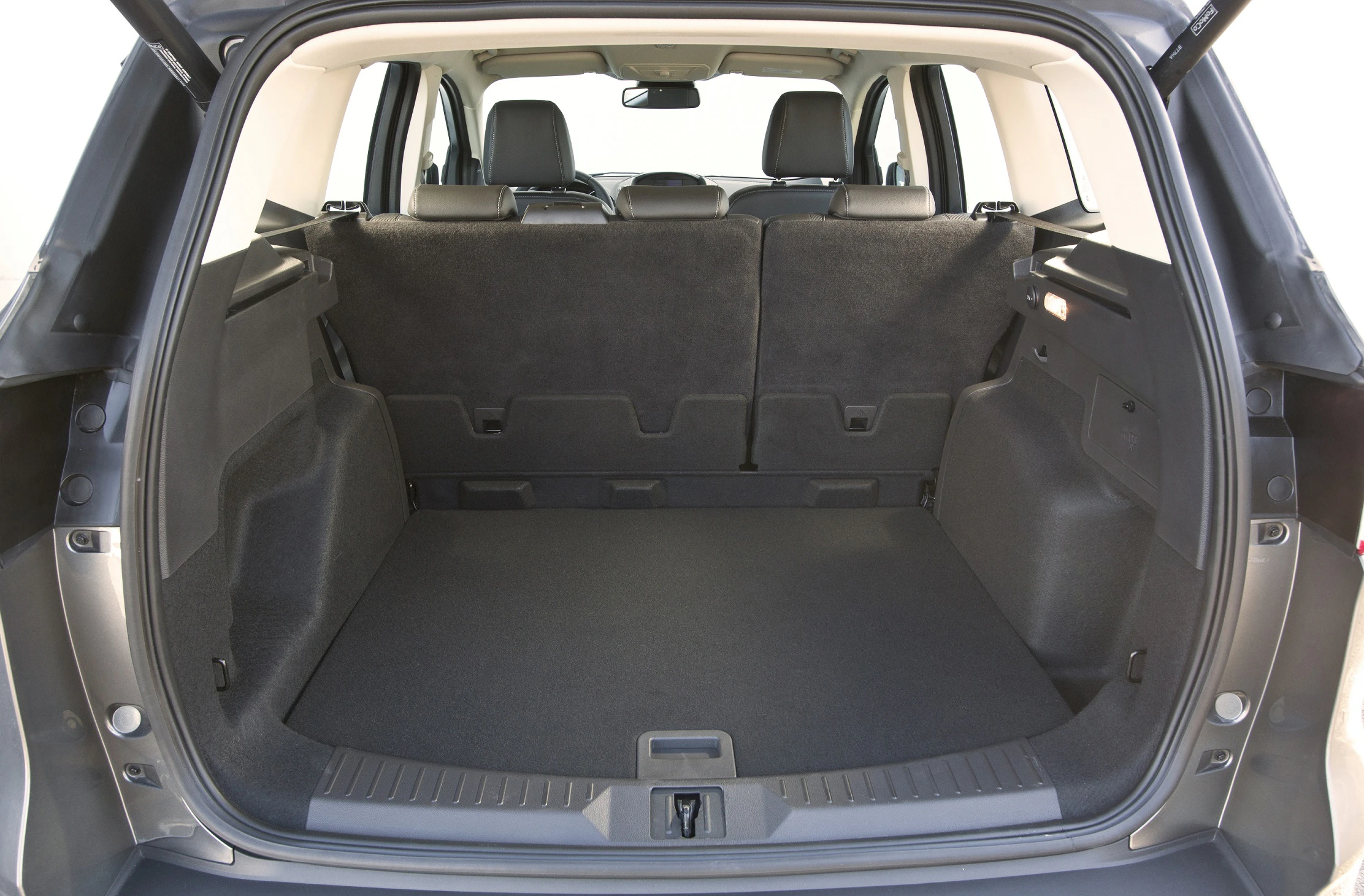 Offener Kofferraum eines SUV mit umgeklappten Rücksitzen, die viel Ladefläche bieten.