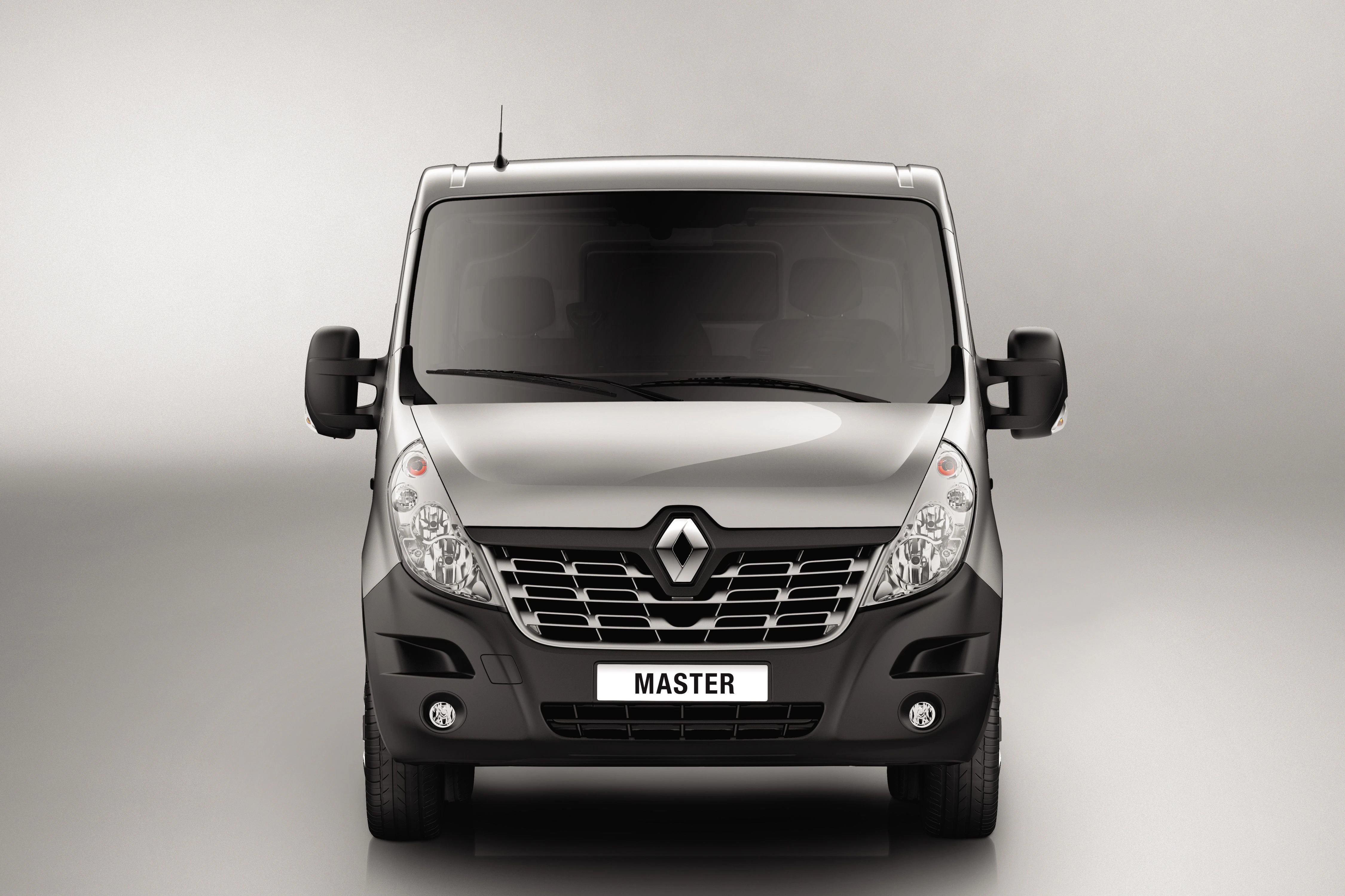 Silberner Renault Transporter, Modell "Master", frontalansicht auf grauem Hintergrund.