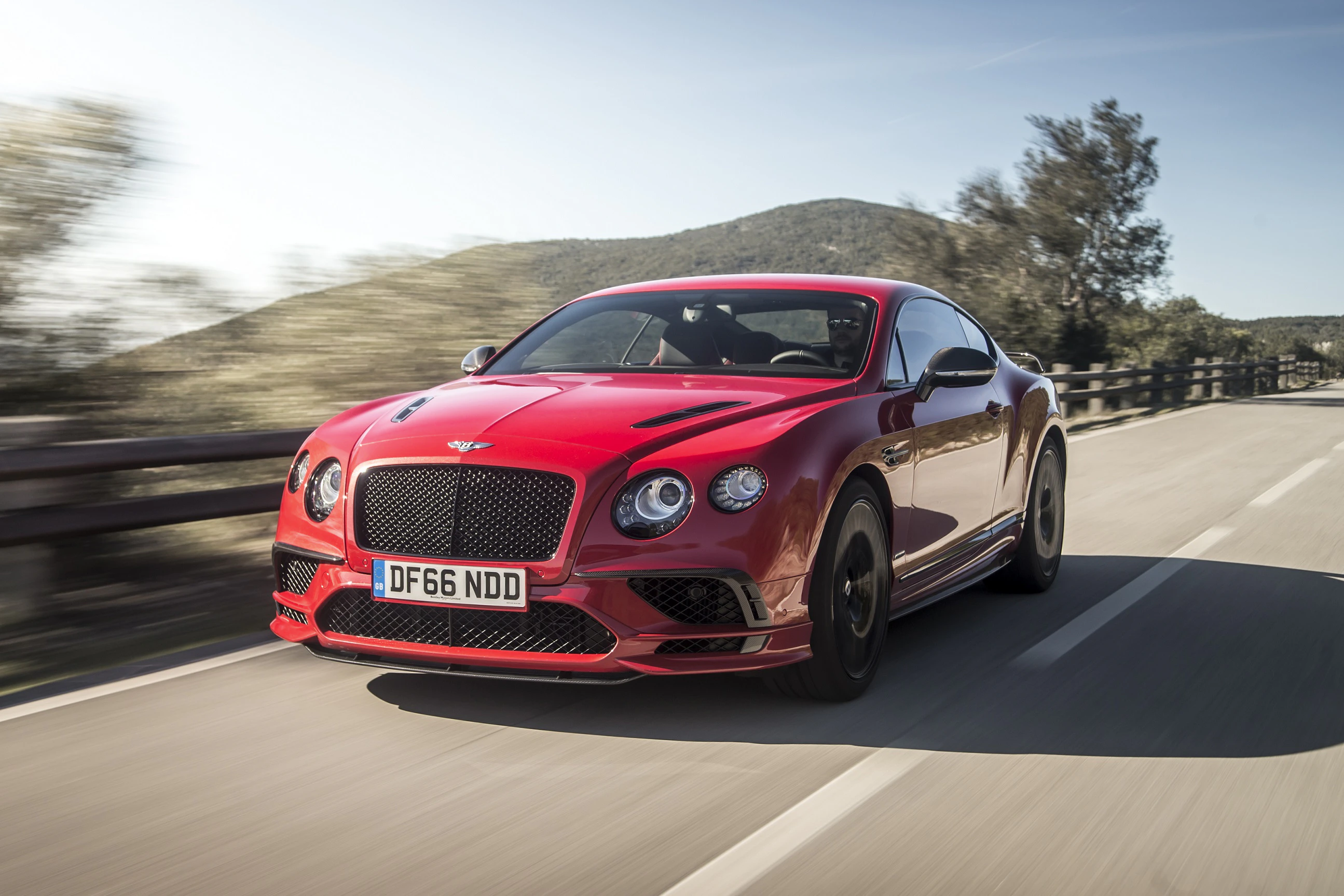 Bentley Continental Supersports Aussenansicht Front schräg dynamisch rot
