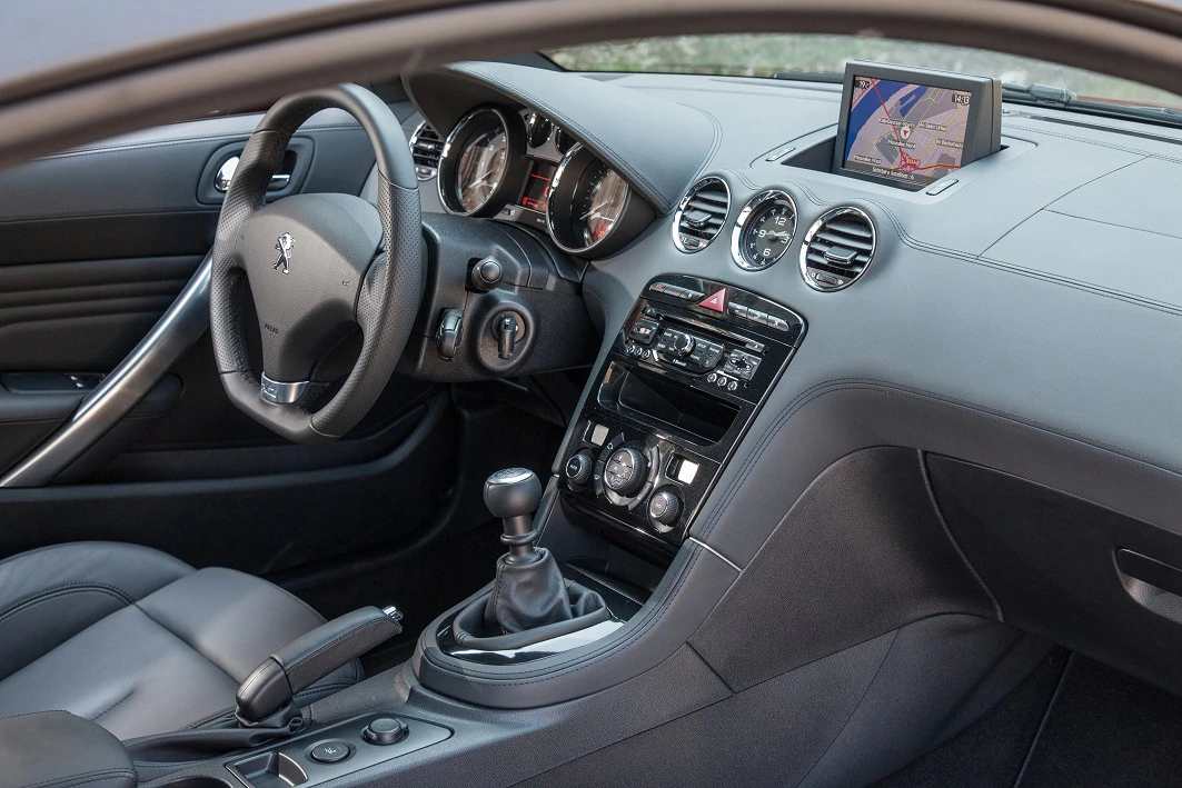 Peugeot RCZ Innenansicht Beifahrerposition statisch schwarz