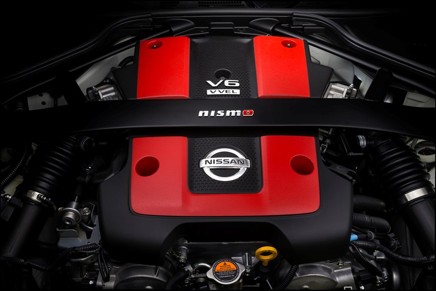 Roter und schwarzer V6-Motor mit Nissan-Logo und Nismo-Branding.