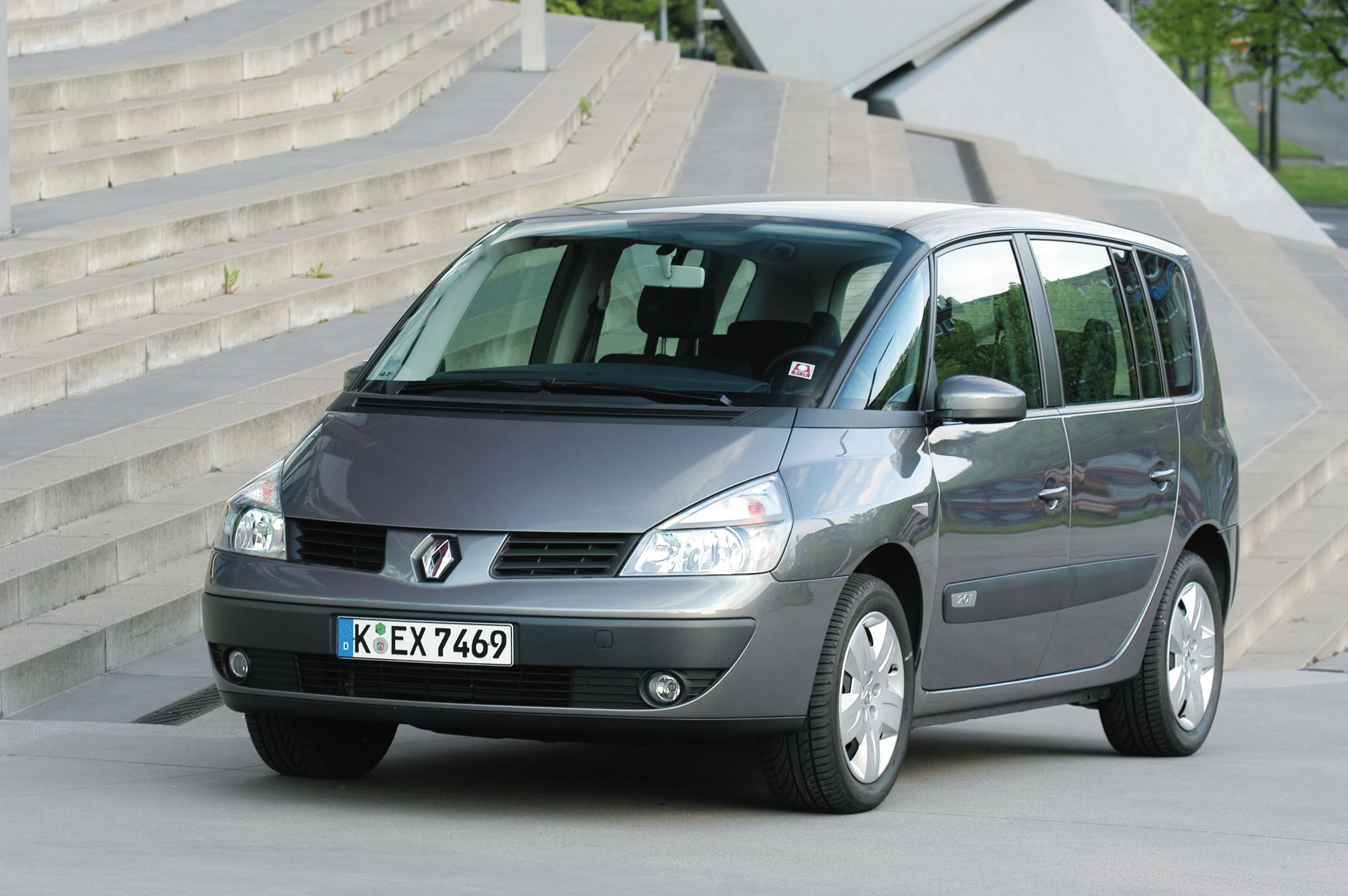 Silbergrauer Renault-Van auf städtischer Treppe geparkt, Frontansicht, modernes Design, Nummernschild: K-EX 7469.