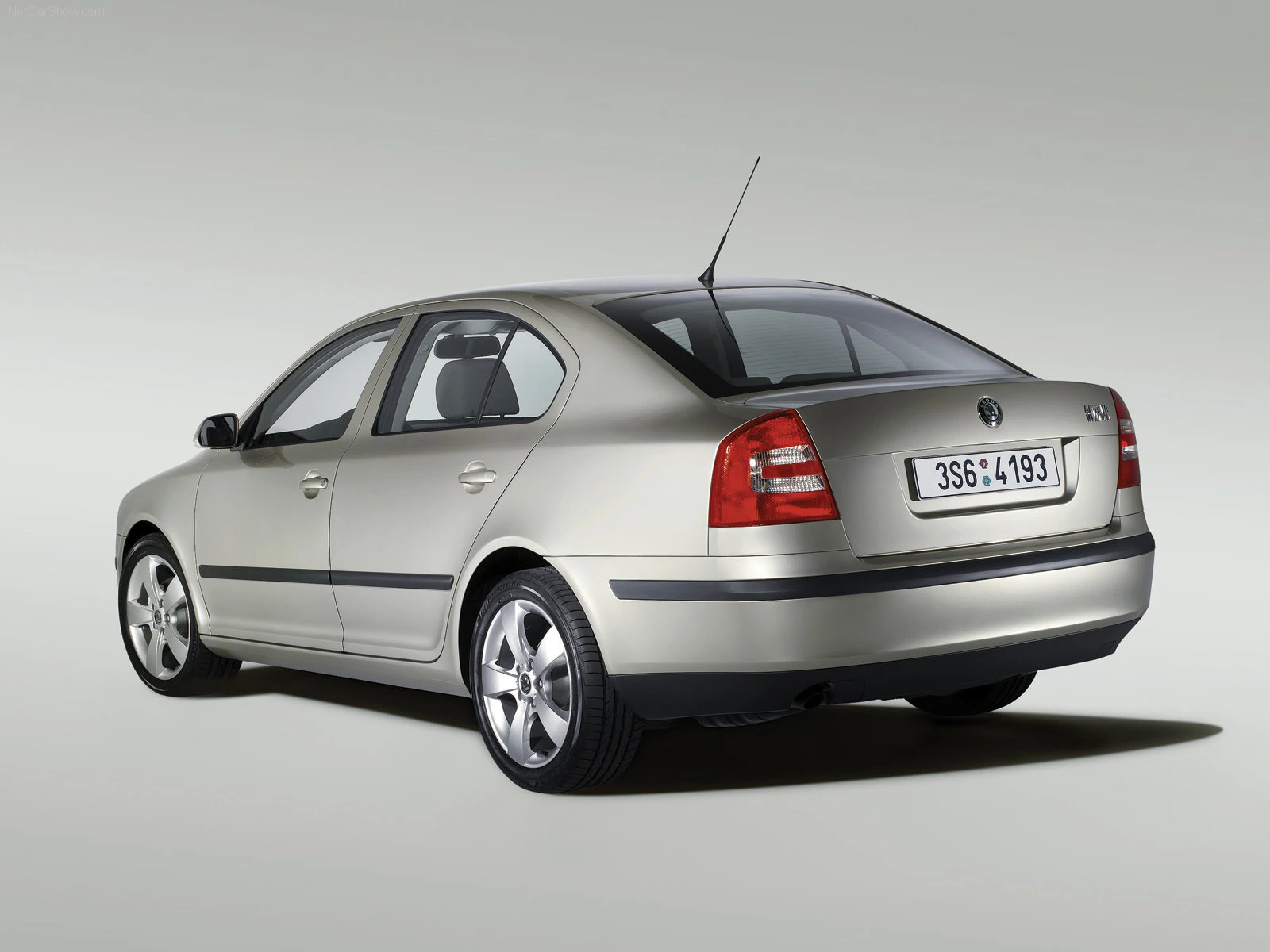 Silberner Skoda Octavia Limousine, Rückansicht, mit tschechischem Kennzeichen auf hellem Hintergrund.