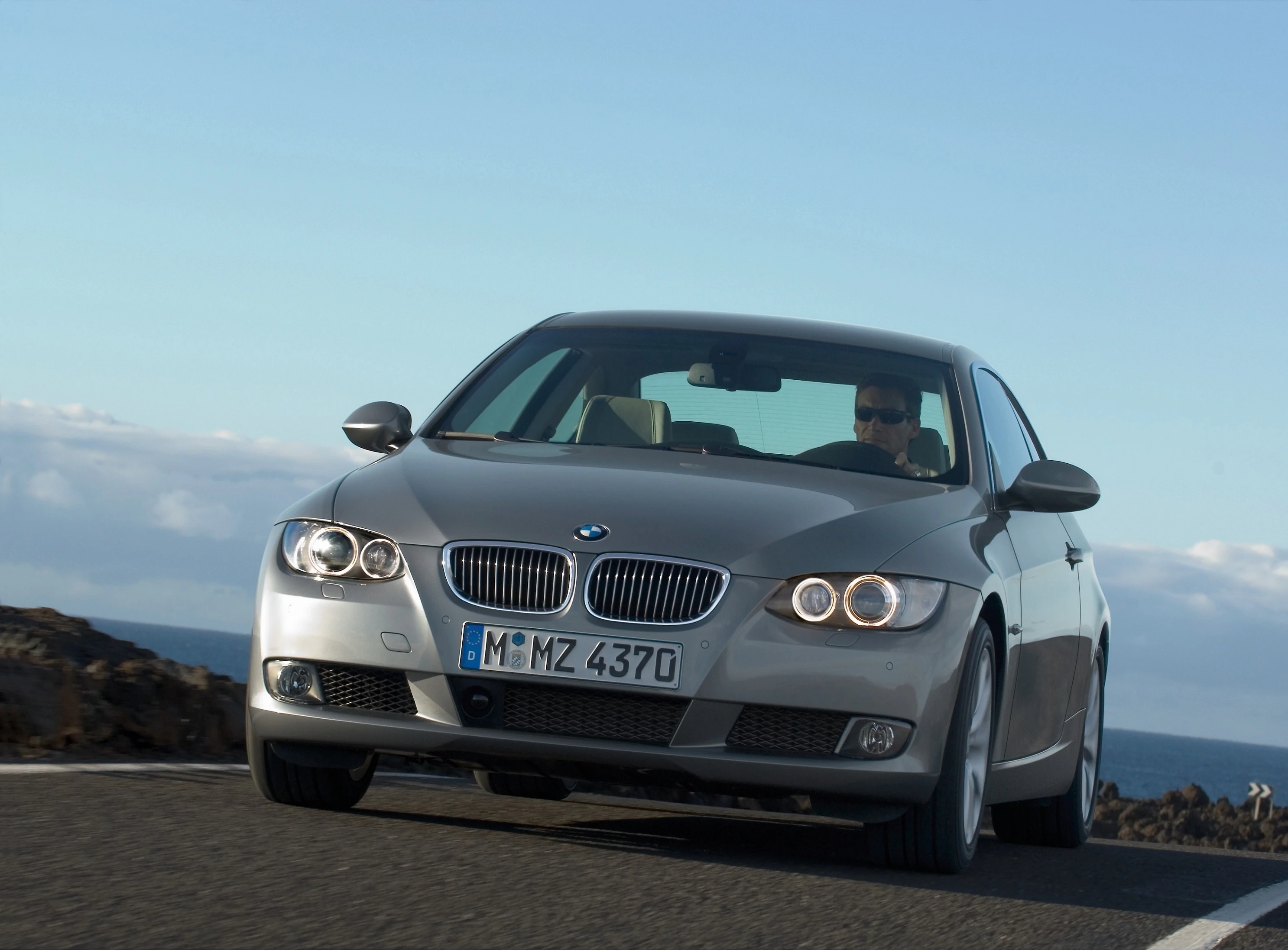BMW 3er Coupé E92 Aussenansicht Front schräg dynamisch grau