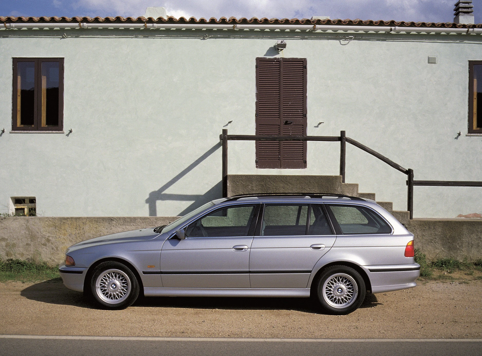BMW 5er Touring E39 Aussenansicht Seite statisch silber