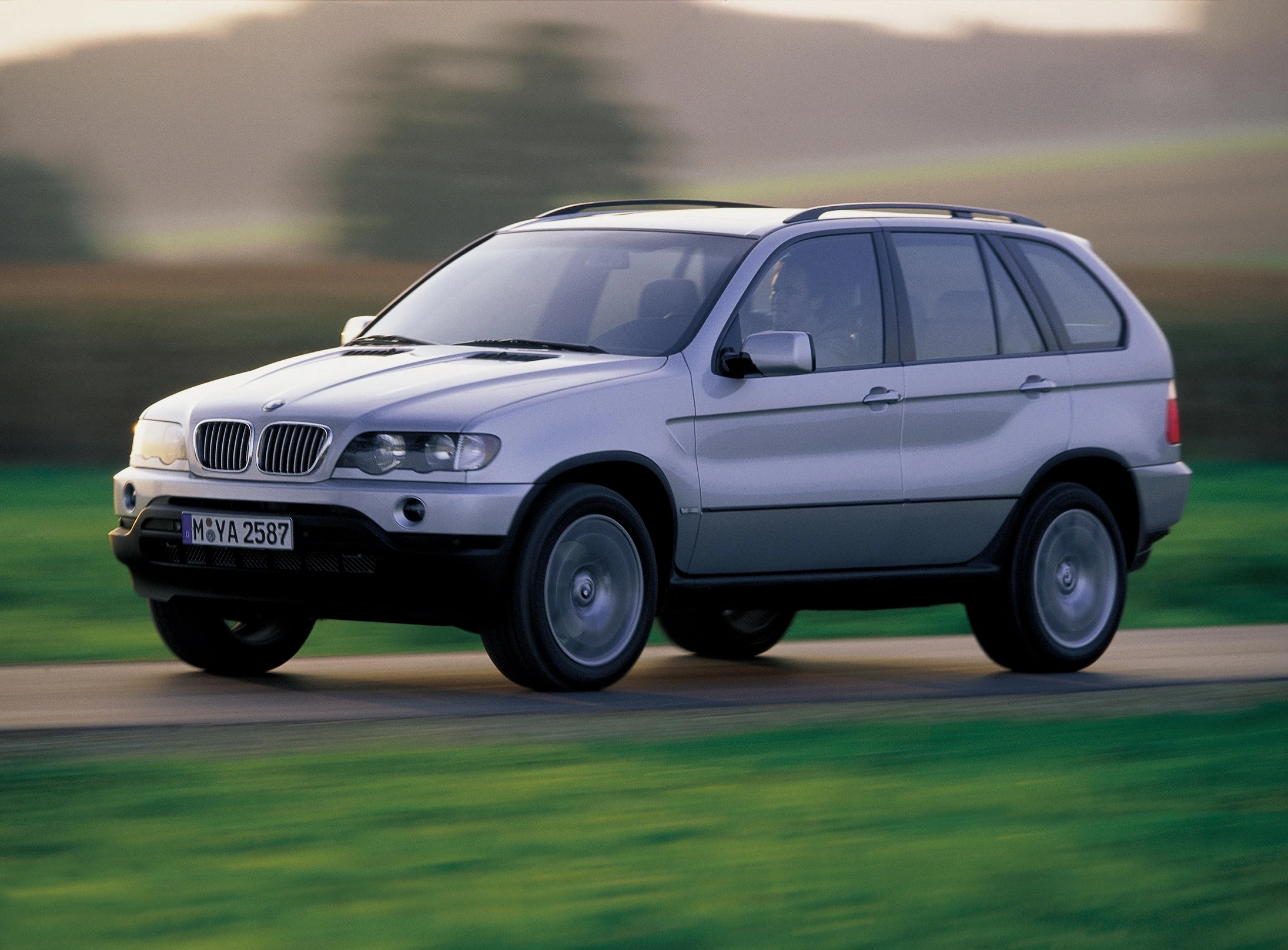 BMW X5 E53 Aussenansicht Front schräg dynamisch silber