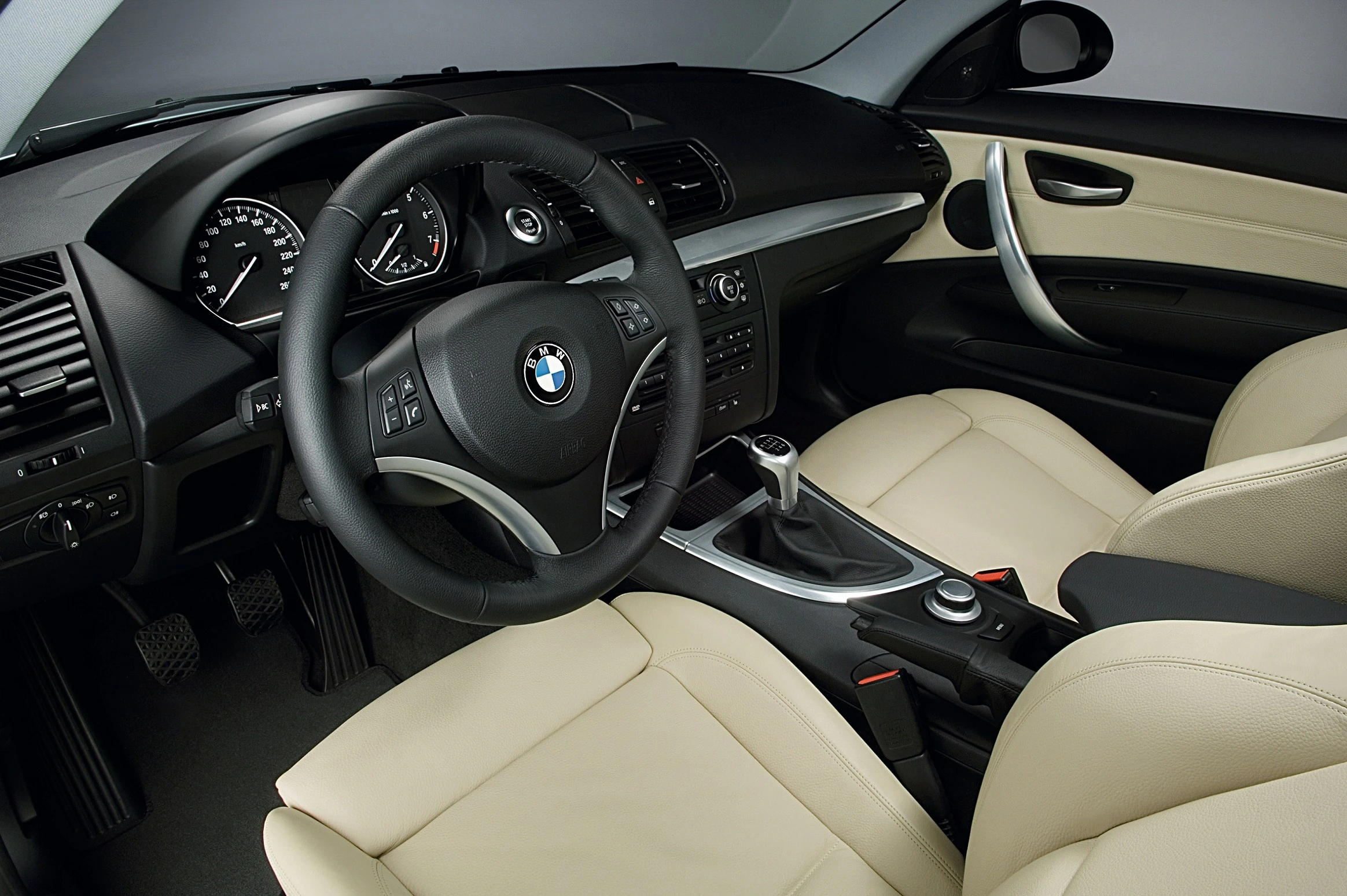 BMW 1er Dreitürer E81 Innenansicht statisch Studio Vordersitze und Armaturenbrett fahrerseitig