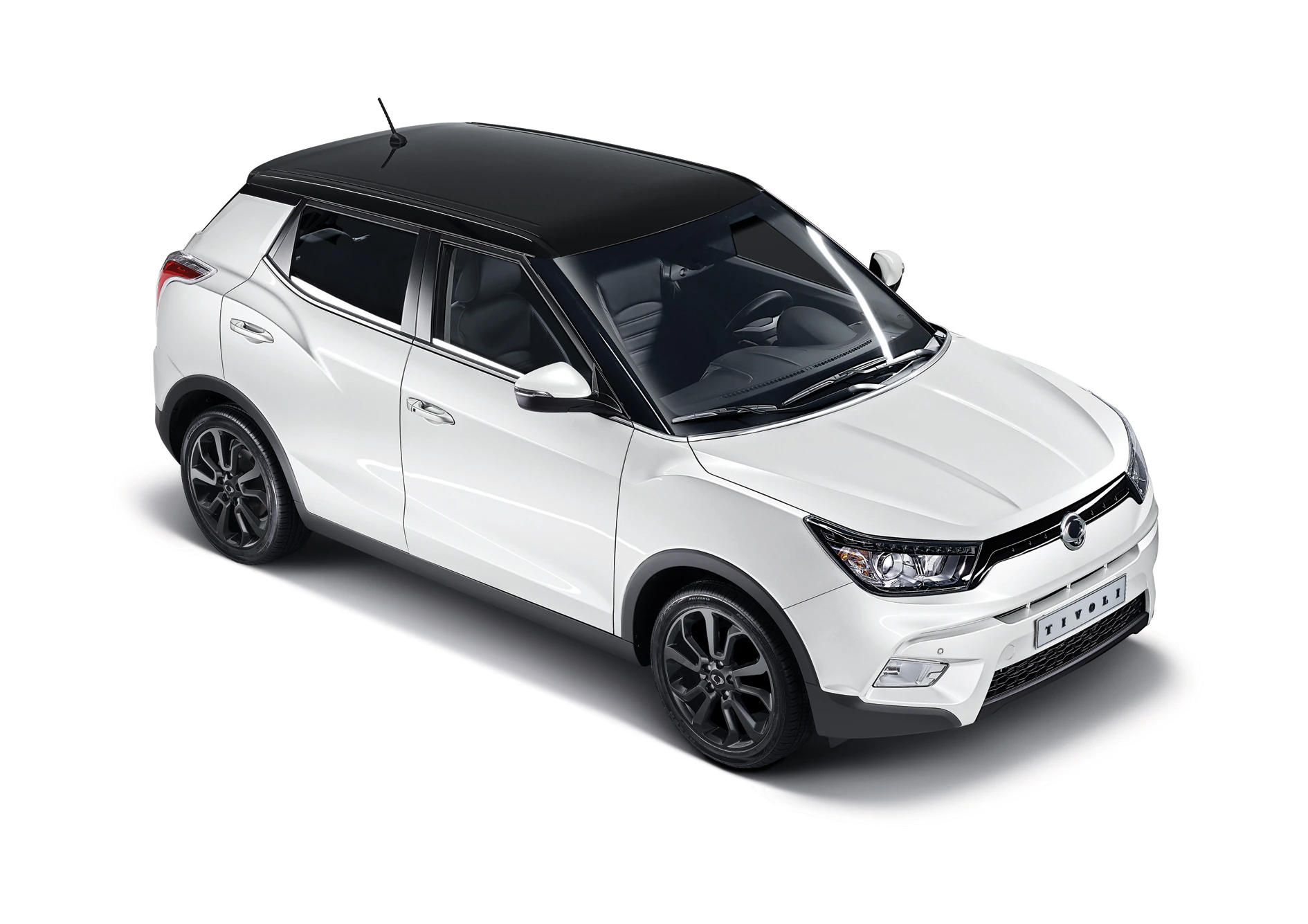 Weißer SUV mit schwarzen Akzenten, fünf Türen und sportlichem Design, aufgenommen aus einer erhöhten Perspektive.