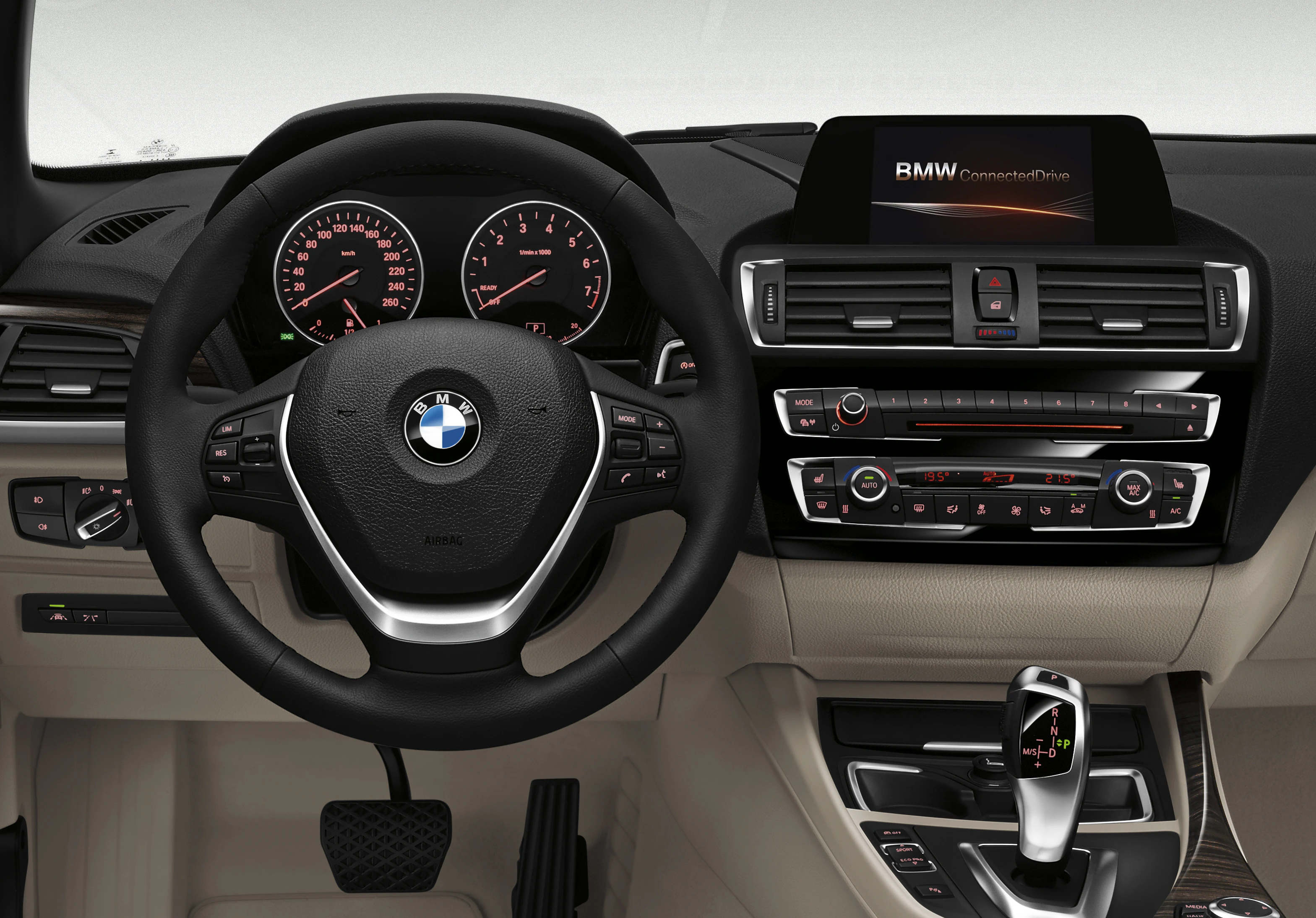 Lenkrad und Armaturenbrett eines BMWs mit Tachometer, Navigationsdisplay und Mittelkonsole mit Schalthebel und Steuerungselementen.