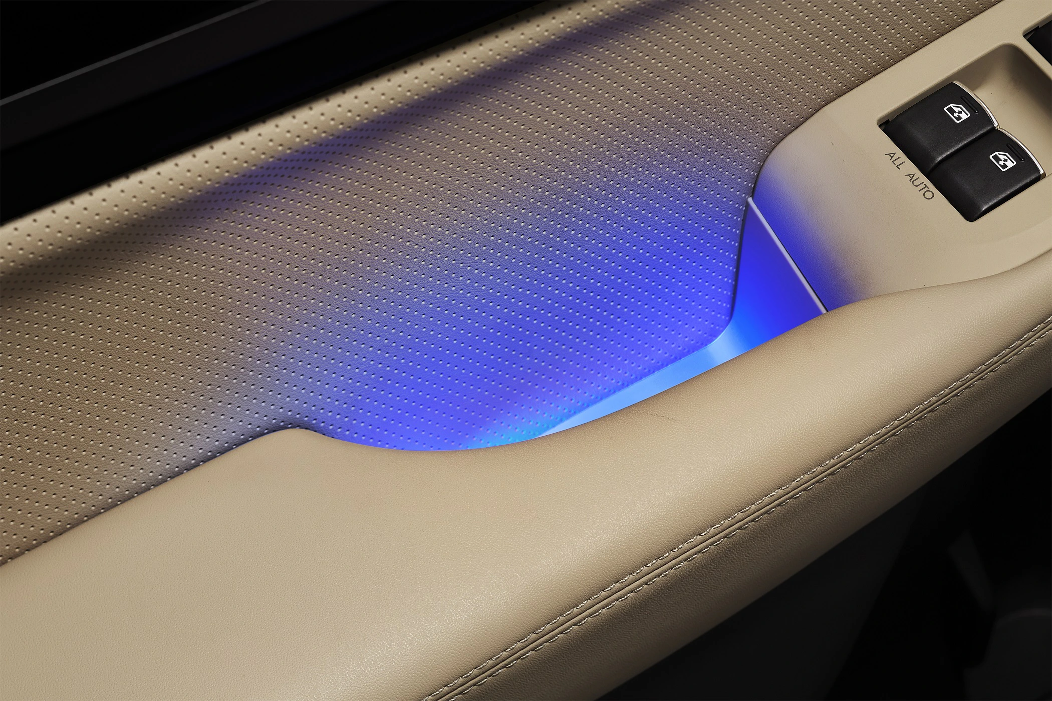 Auto-Innentür mit beige Polsterung und blauer LED-Beleuchtung, zeigt Fensterheberschalter und elegante Textur.