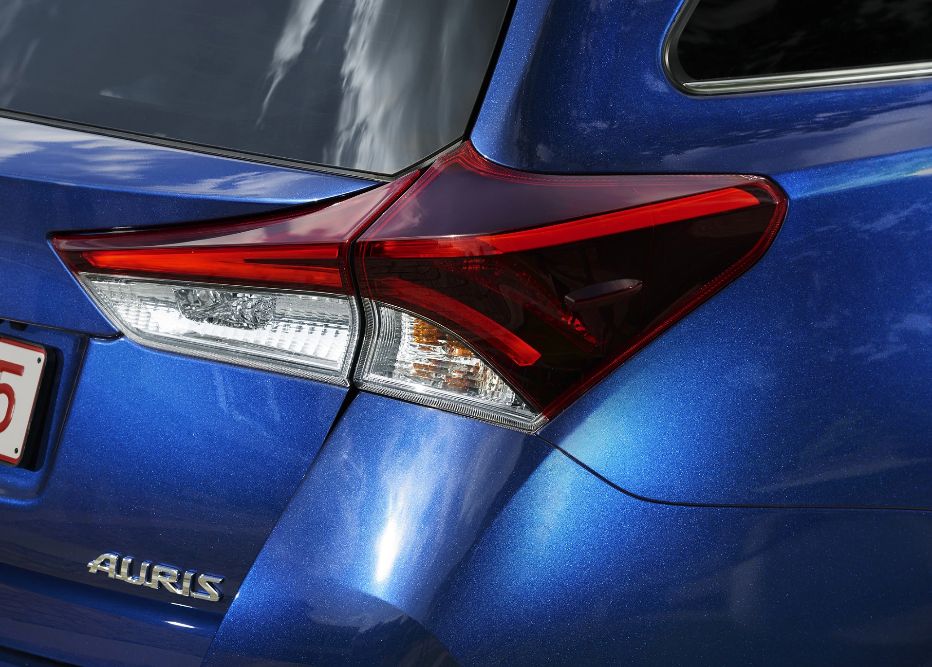 Rückansicht eines blauen Toyota Auris mit modernen Rückleuchten und glänzendem Lack.