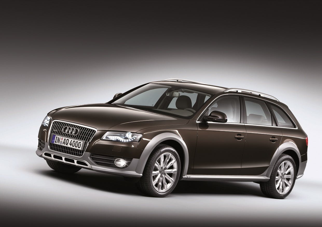 Dunkelbrauner Audi Allroad Kombi vor grauem Hintergrund, leicht nach rechts geneigt. Dynamisches Design mit markantem Frontgrill.