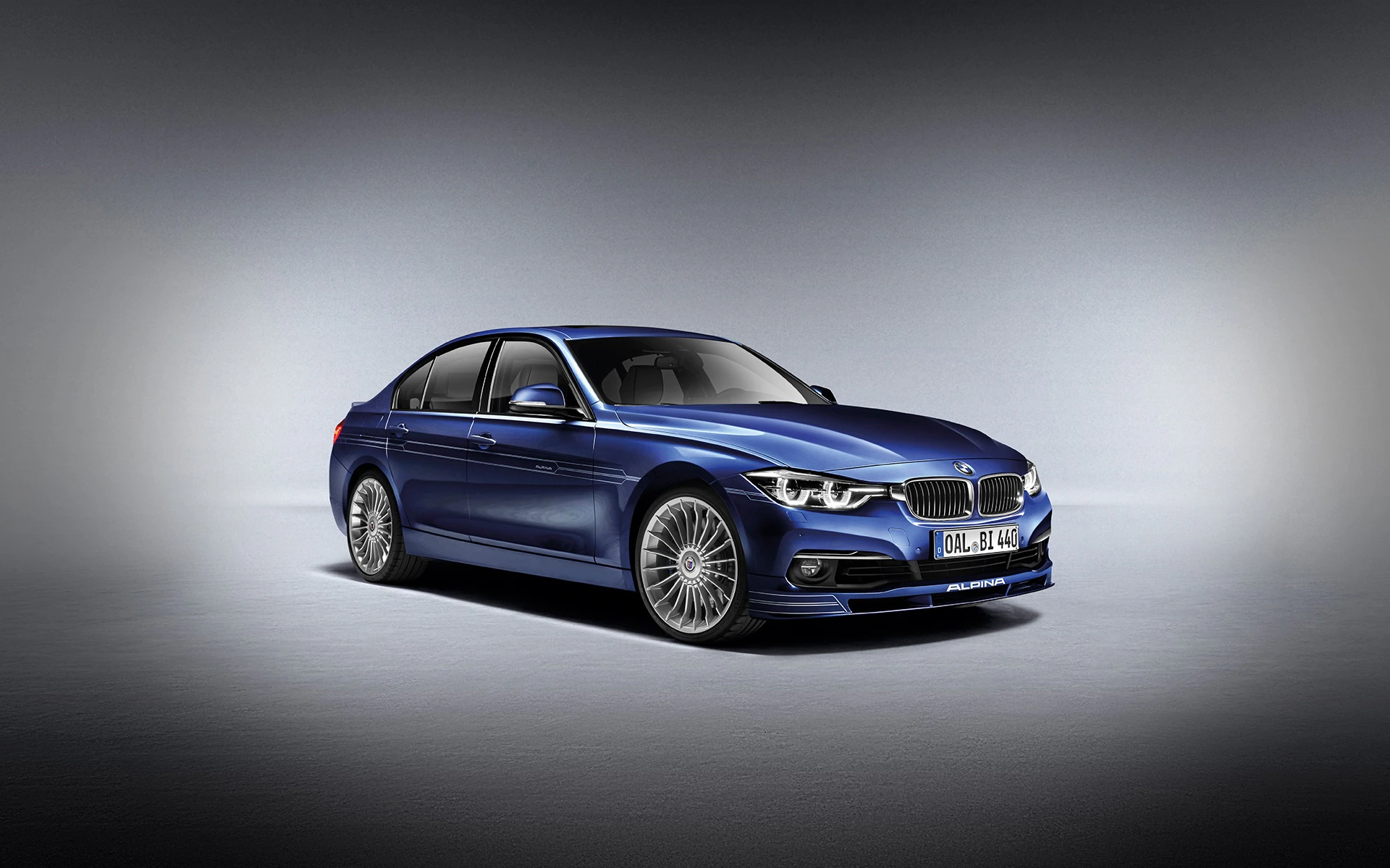 Blauer BMW in einem Studio mit dramatischer Beleuchtung, präsentiert in leichtem Winkel von vorne. Elegantes Design, glänzende Oberfläche.