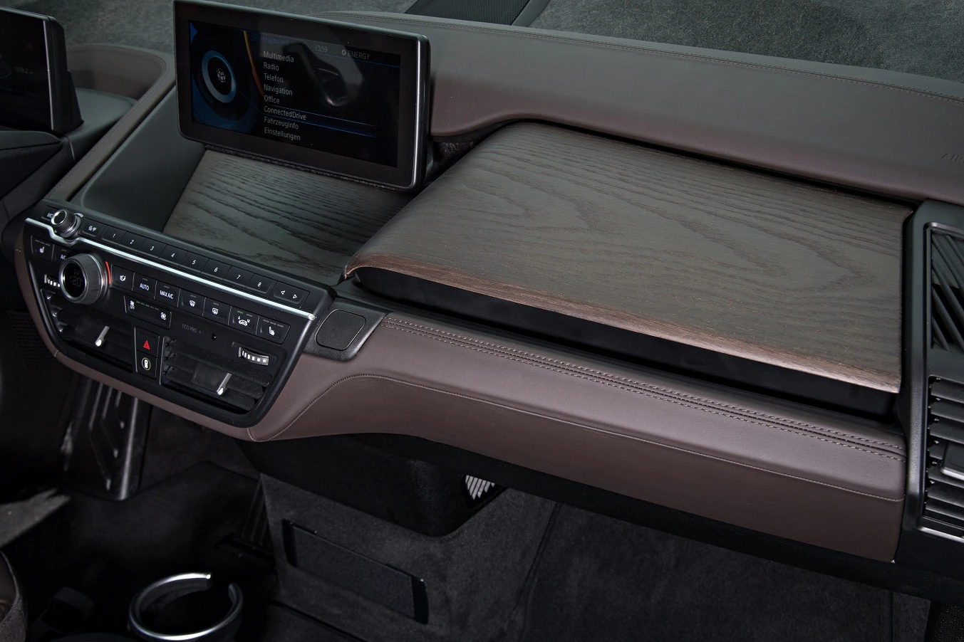 Modernes Autoinnenraum-Design mit braunem Armaturenbrett, Holzverkleidung und integriertem Bildschirm.