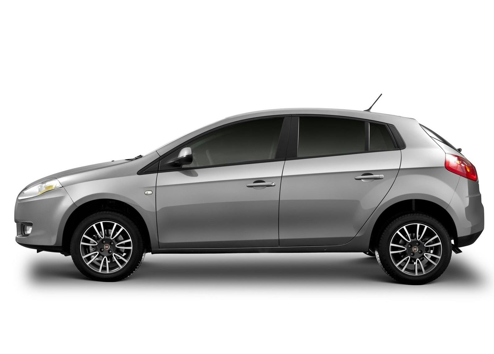 Silberner Fließheckwagen, Seitenansicht, auf weißem Hintergrund, mit schwarzen Rädern und modernen Designelementen.