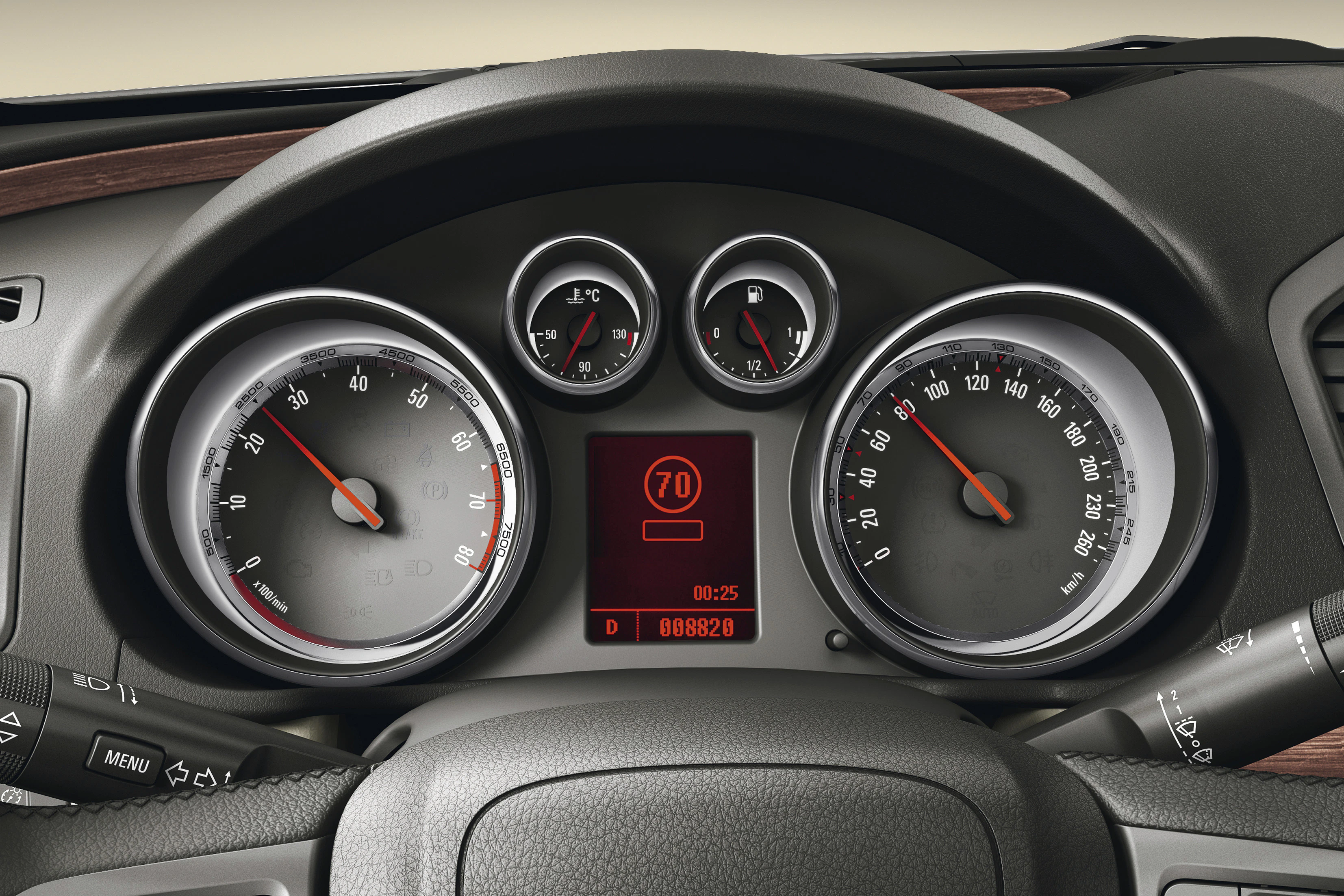 Nahaufnahme eines Auto-Armaturenbretts mit Tacho, Drehzahlmesser und Anzeige, auf der 70 km/h und Kilometerstand 88962 zu sehen sind.