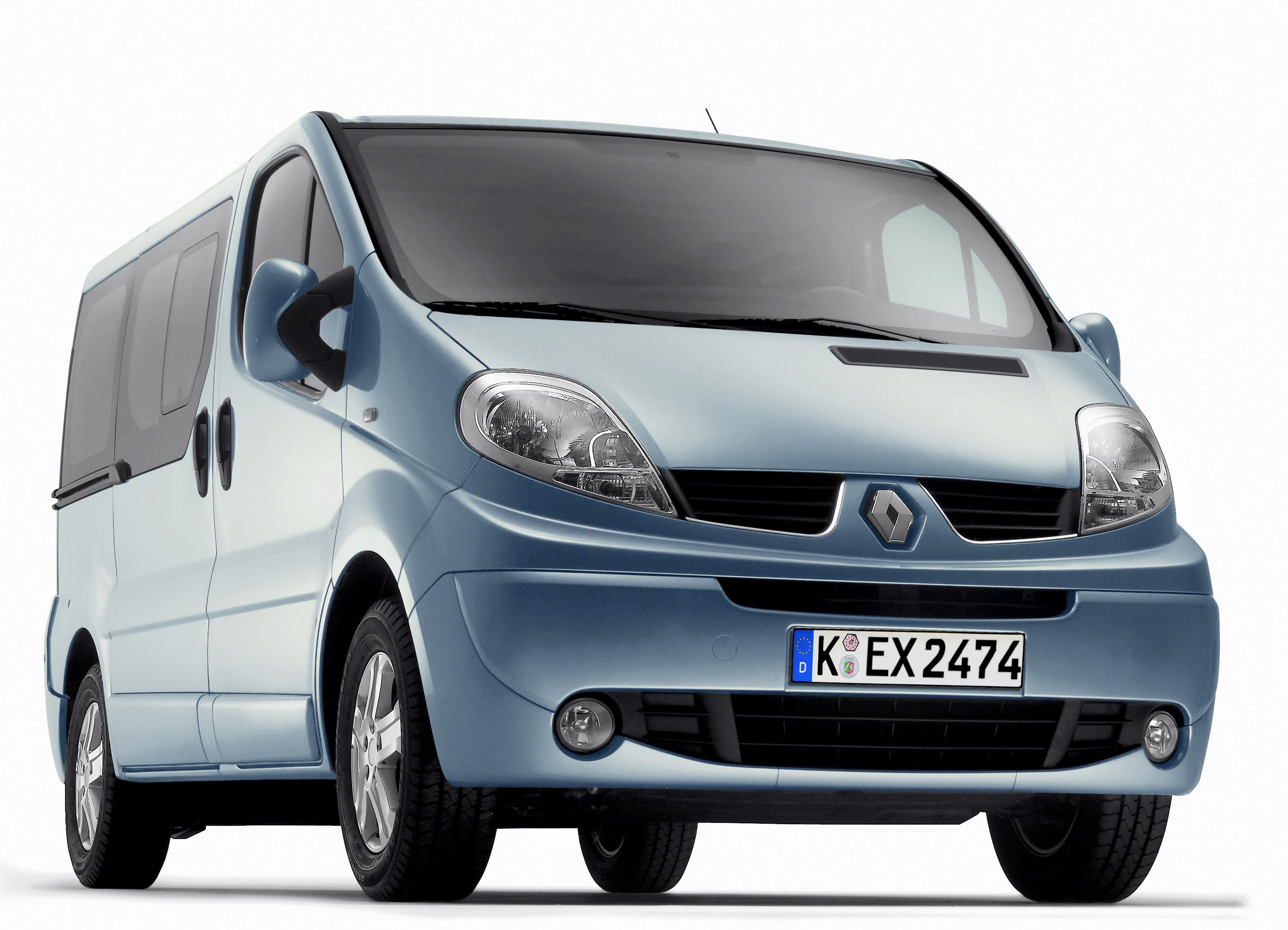 Ein blauer Renault-Van steht vor einem weißen Hintergrund. Das Kennzeichen zeigt "K EX 2474".